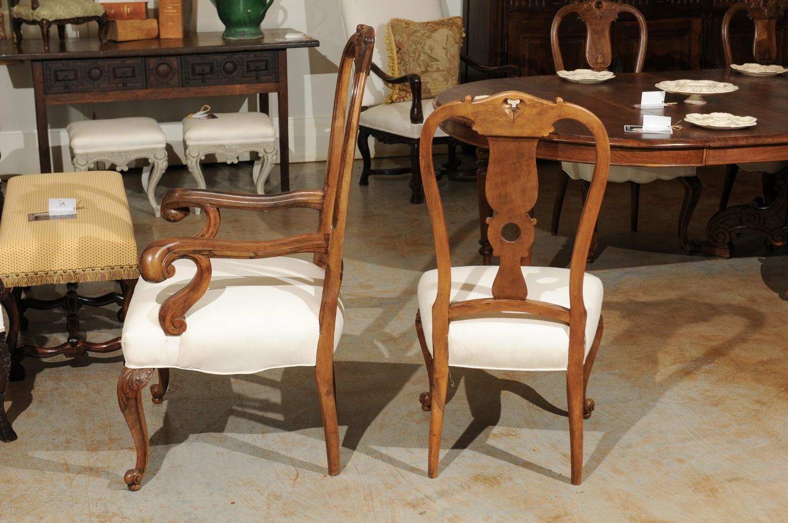 XIXe siècle Ensemble de huit chaises de salle à manger de style rococo français en noyer rembourré du 19ème siècle en vente