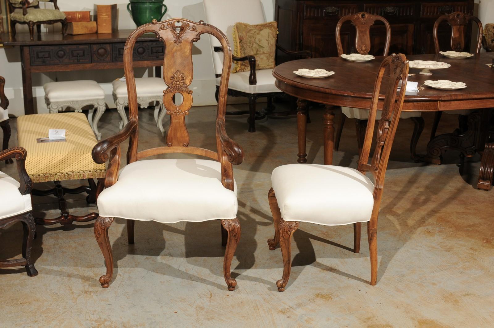 Tissu d'ameublement Ensemble de huit chaises de salle à manger de style rococo français en noyer rembourré du 19ème siècle en vente