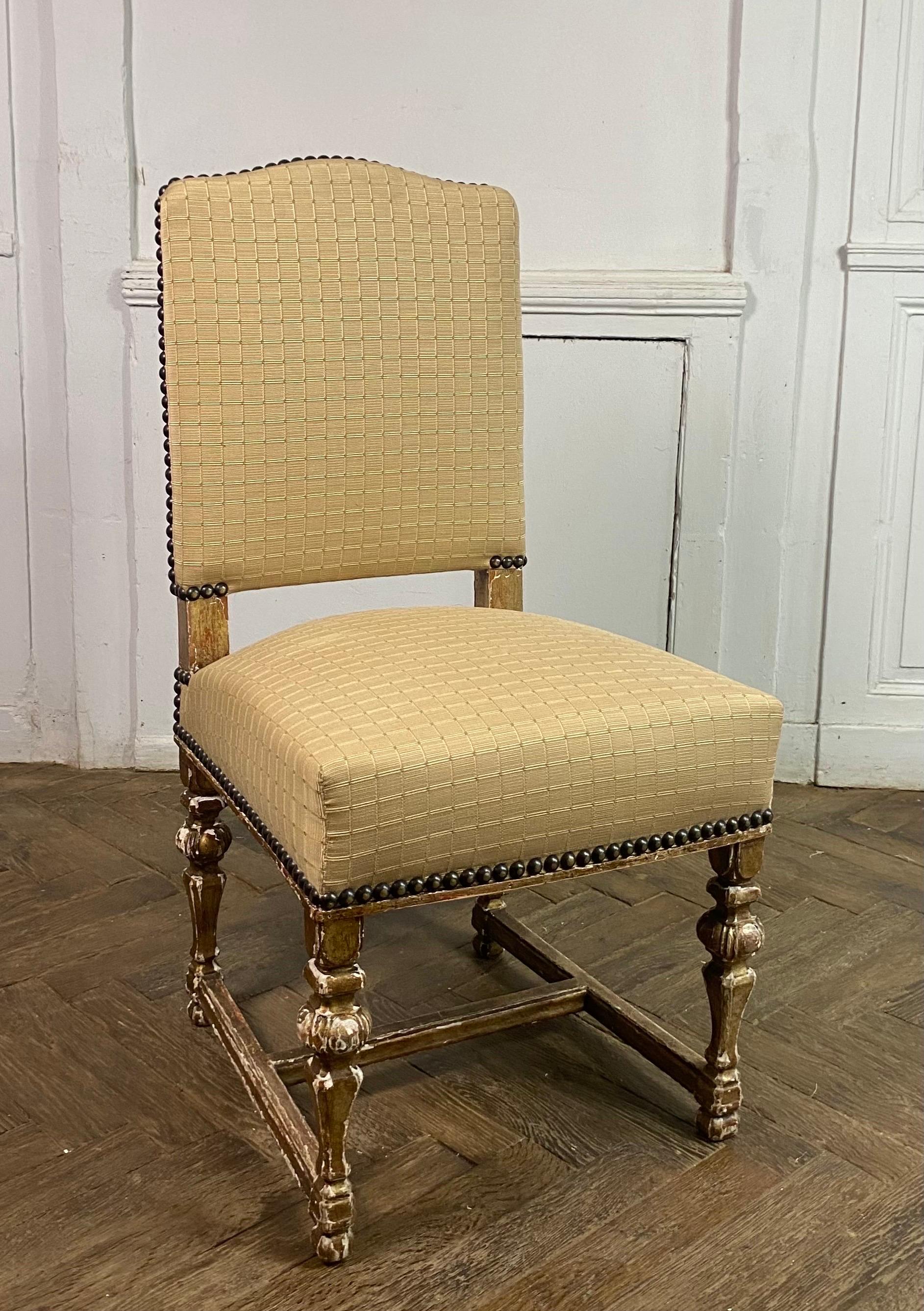 Bel ensemble de 8 chaises de style Louis XIV avec base balustre en bois doré reliée par une entretoise. L'ensemble a été retapissé dans un tissu beige de très bonne qualité avec des motifs rectangulaires. Lacunes dans la dorure, ce qui donne un très