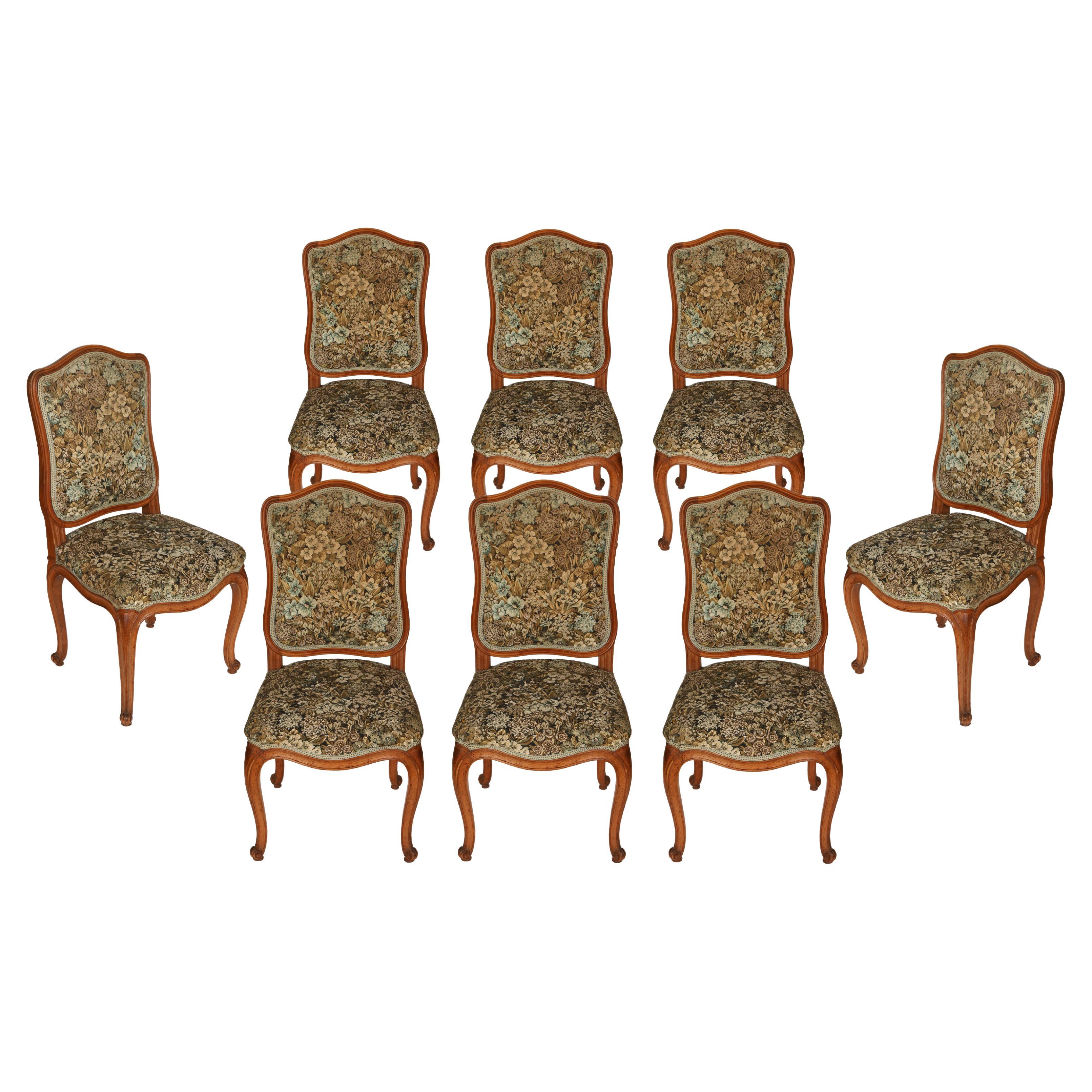 Ensemble de huit chaises de salle à manger françaises tapissées avec pieds cabriole en vente