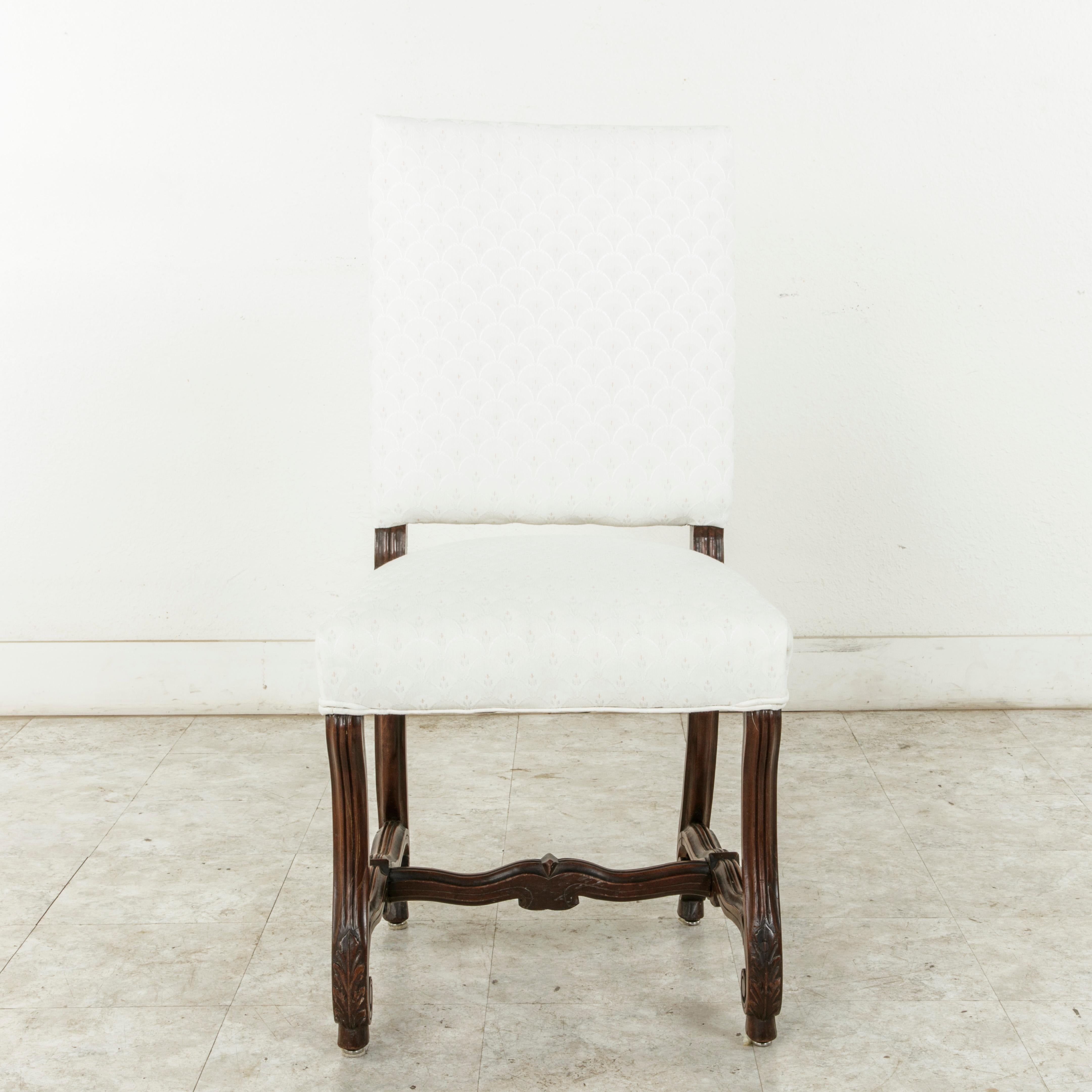Set of Eight French Walnut Fluted Mutton Leg Side Chairs, Dining Chairs In Good Condition In Fayetteville, AR
