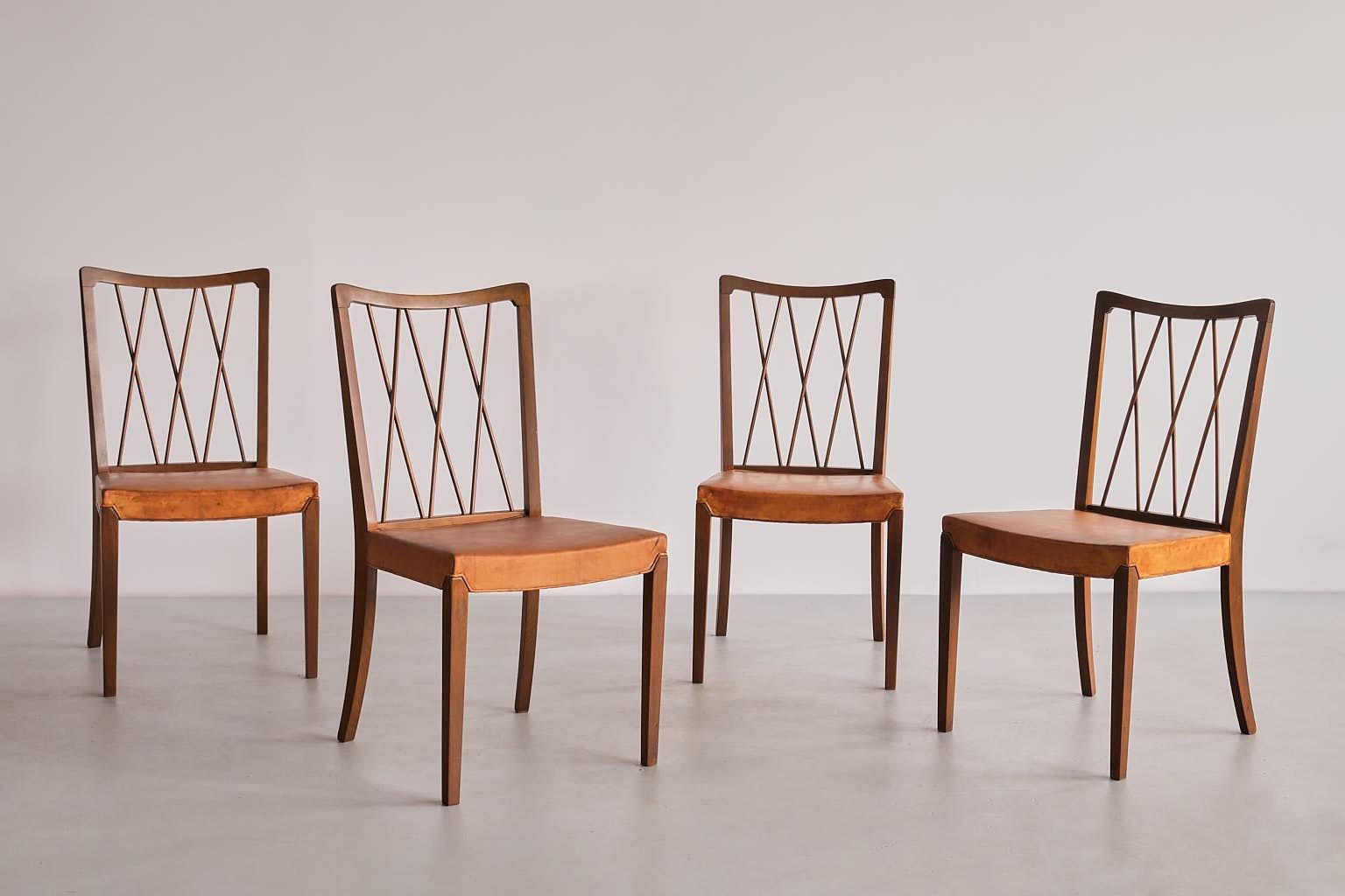 Set of Eight Frode Holm Dining Chairs, Walnut and Leather, Illum, Denmark, 1940s In Good Condition For Sale In The Hague, NL