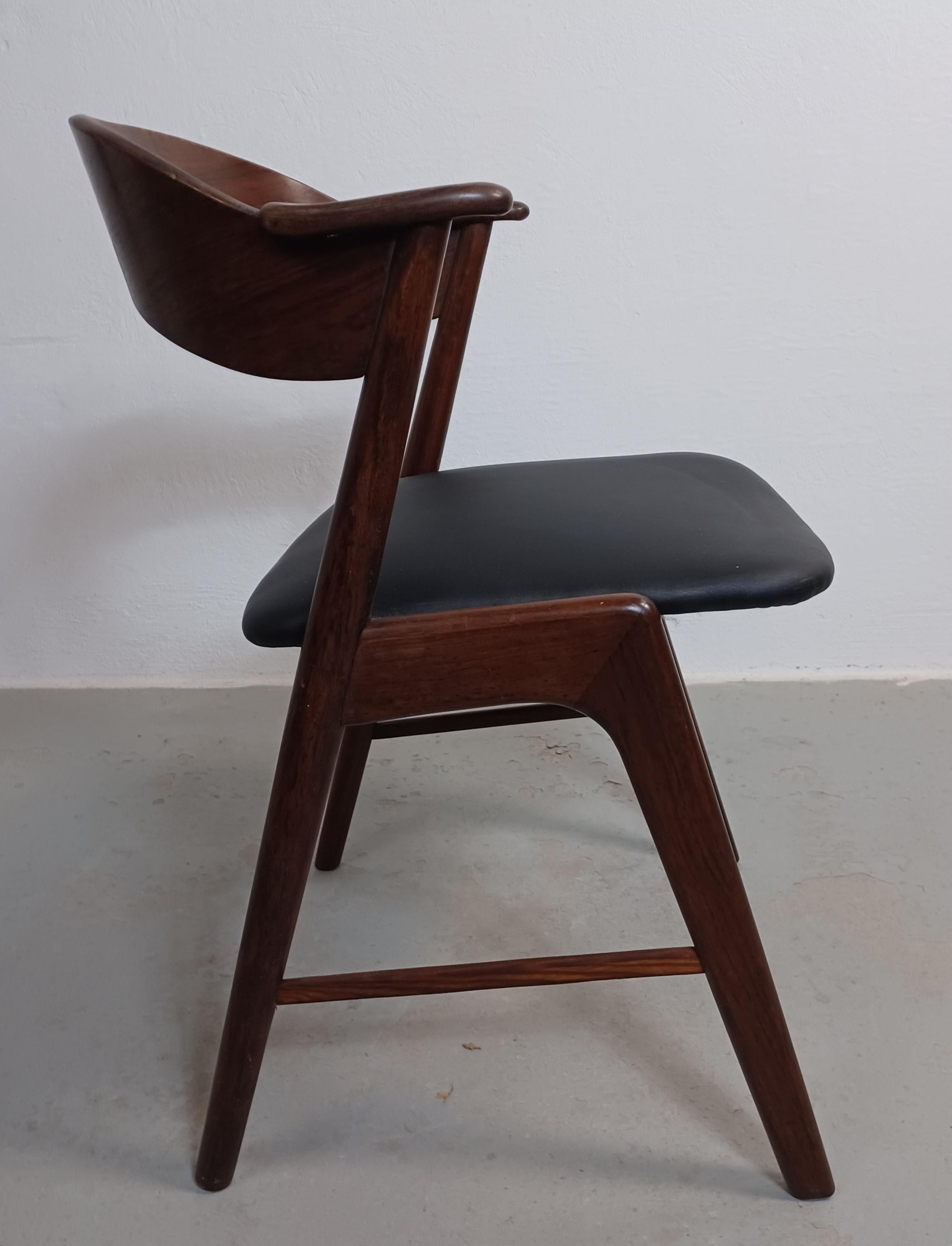Set of Eight Fully Restored Rosewood Dining Chairs in Black Leather Upholstey For Sale 4
