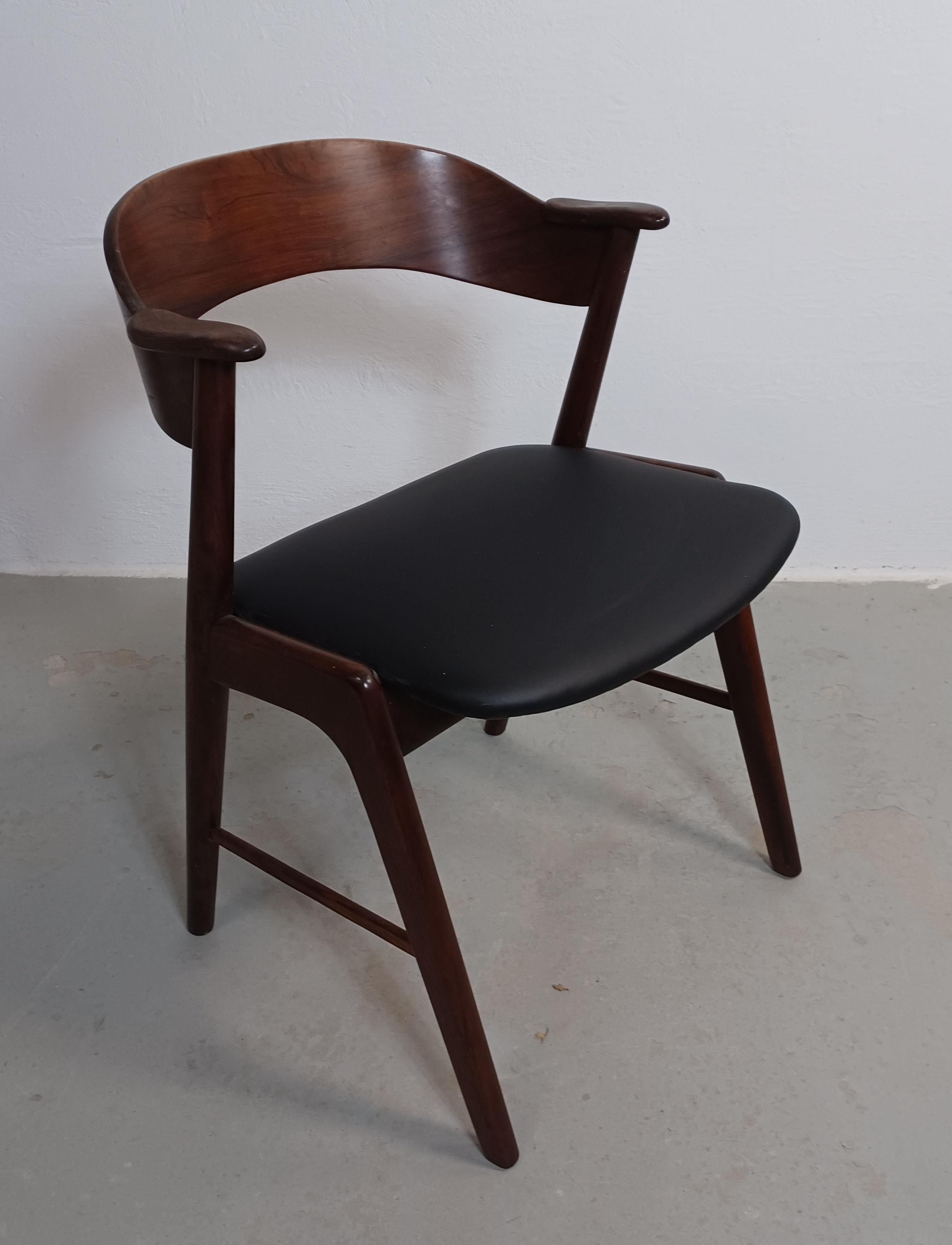 Set of Eight Fully Restored Rosewood Dining Chairs in Black Leather Upholstey For Sale 5