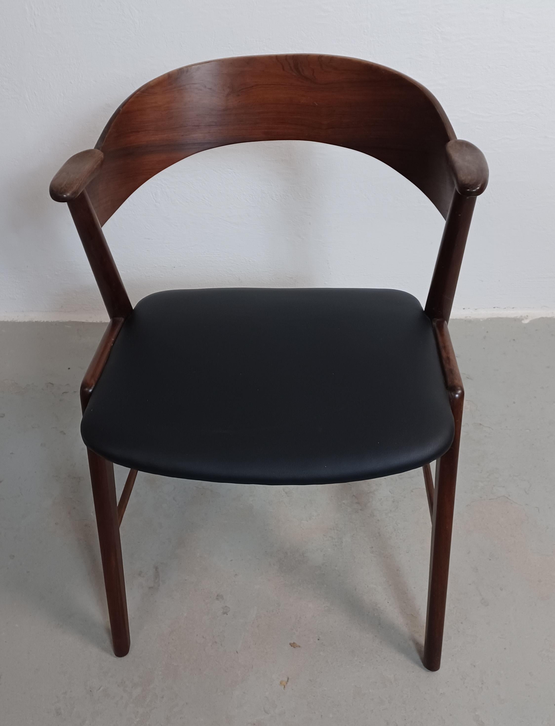 Set of Eight dining chairs with curved rosewood backrests sliding into rosewood armrests and elegant frames in teak. The chairs are commonly known as model 32 from Korup Stolefabrik

The elegant comfortable classic chairs are very well crafted and