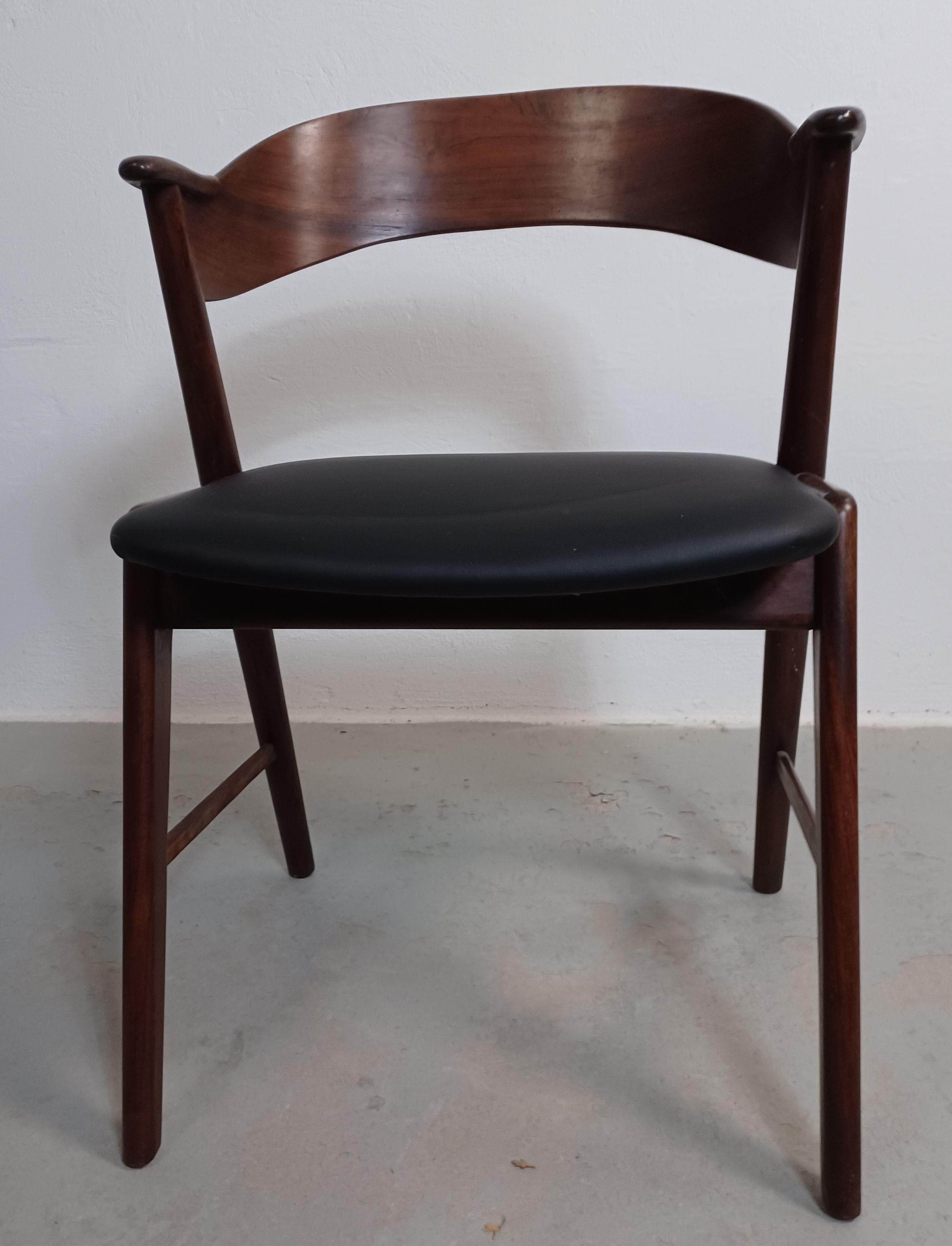 Scandinavian Modern Set of Eight Fully Restored Rosewood Dining Chairs in Black Leather Upholstey For Sale