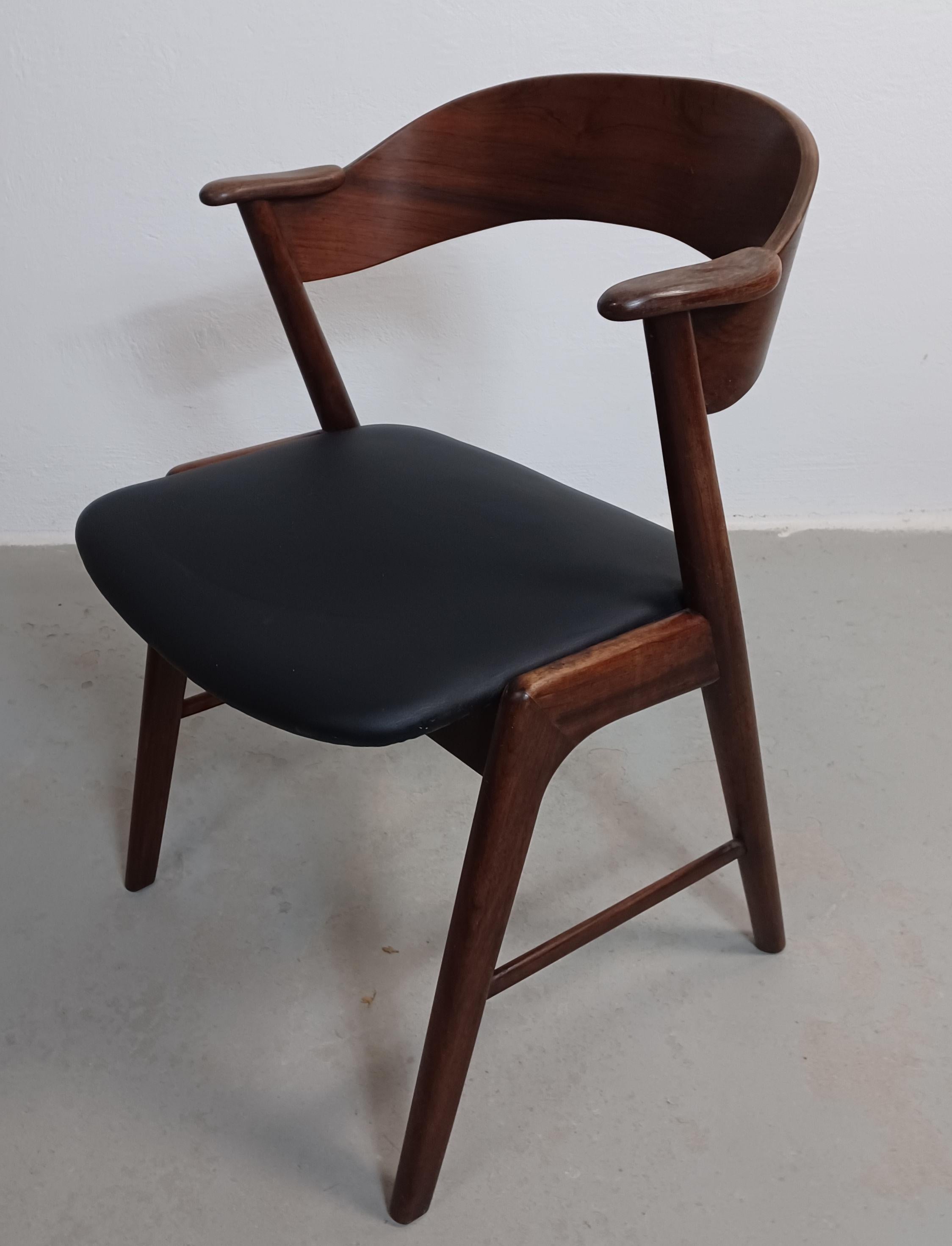 Danish Set of Eight Fully Restored Rosewood Dining Chairs in Black Leather Upholstey For Sale