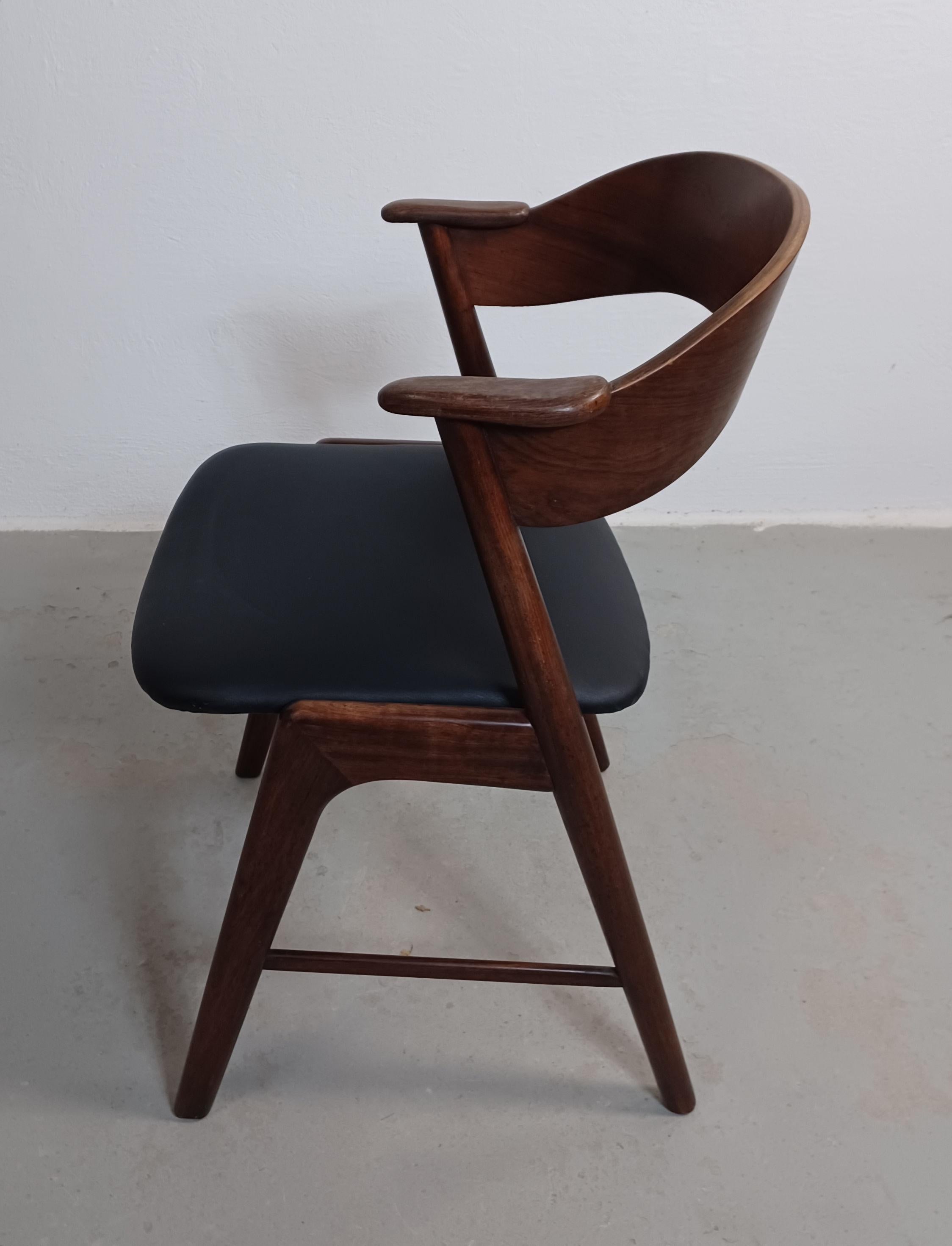 Set of Eight Fully Restored Rosewood Dining Chairs in Black Leather Upholstey In Good Condition For Sale In Knebel, DK