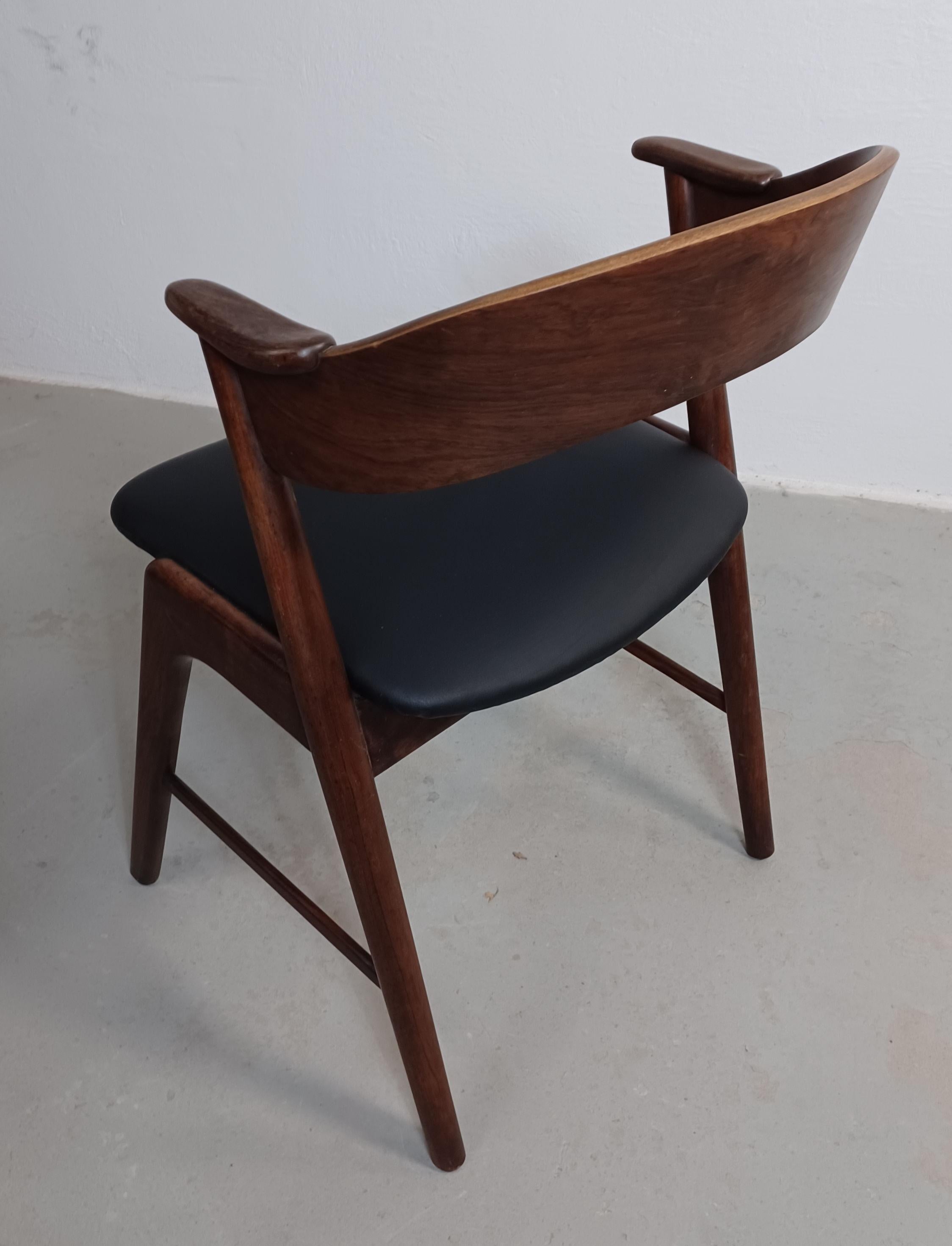 Mid-20th Century Set of Eight Fully Restored Rosewood Dining Chairs in Black Leather Upholstey For Sale