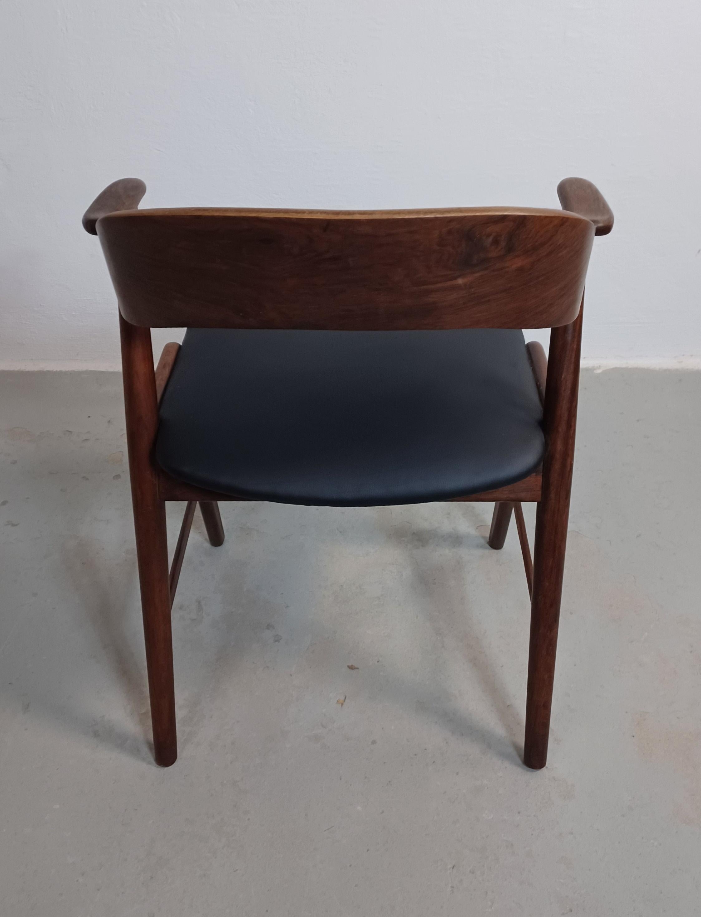 Set of Eight Fully Restored Rosewood Dining Chairs in Black Leather Upholstey For Sale 1