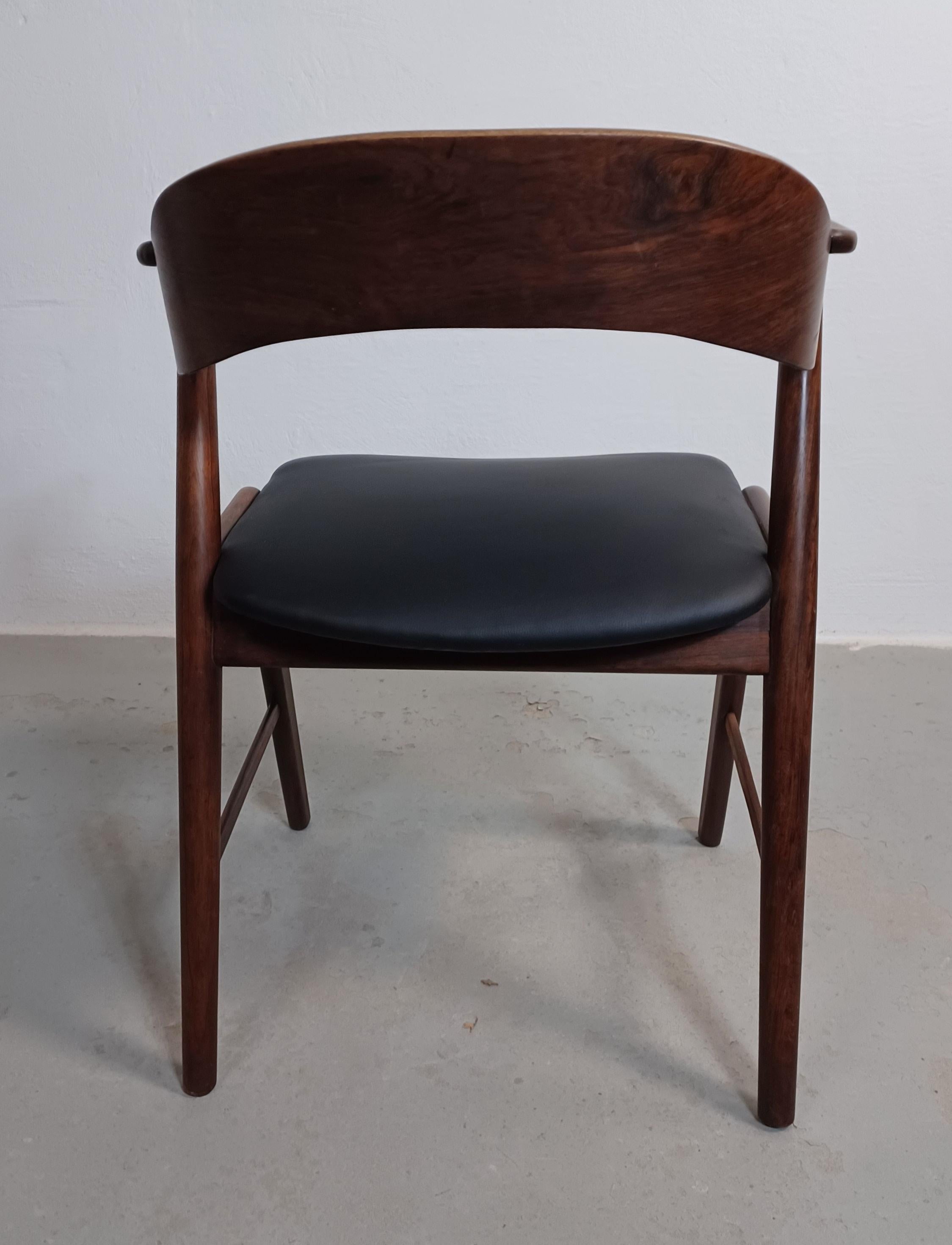Set of Eight Fully Restored Rosewood Dining Chairs in Black Leather Upholstey For Sale 2