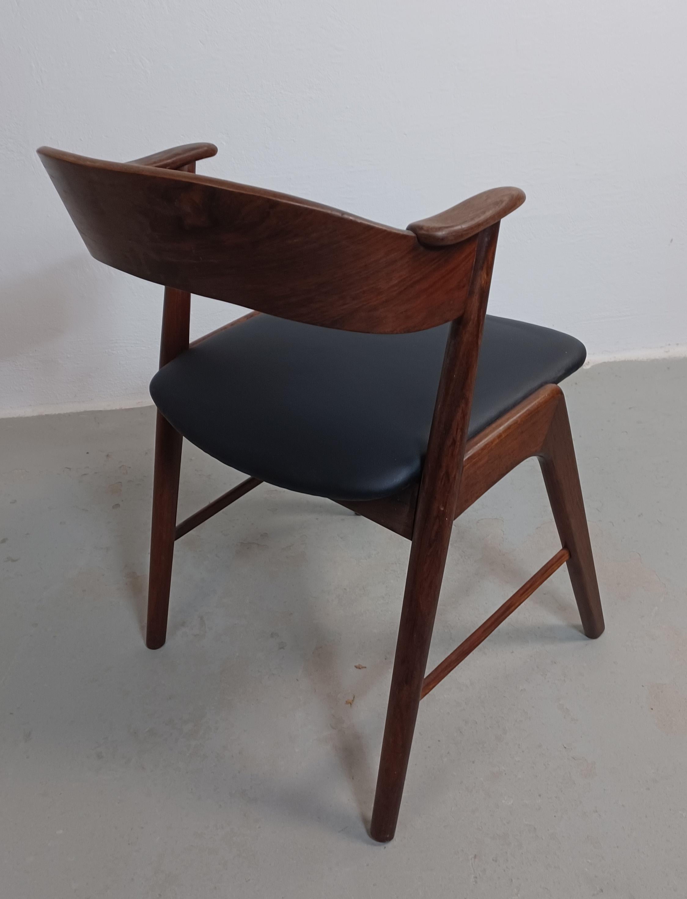 Set of Eight Fully Restored Rosewood Dining Chairs in Black Leather Upholstey For Sale 3