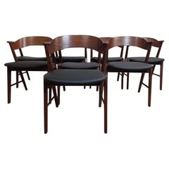 Juego de ocho sillas de comedor de palisandro totalmente restauradas y tapizadas en cuero negro