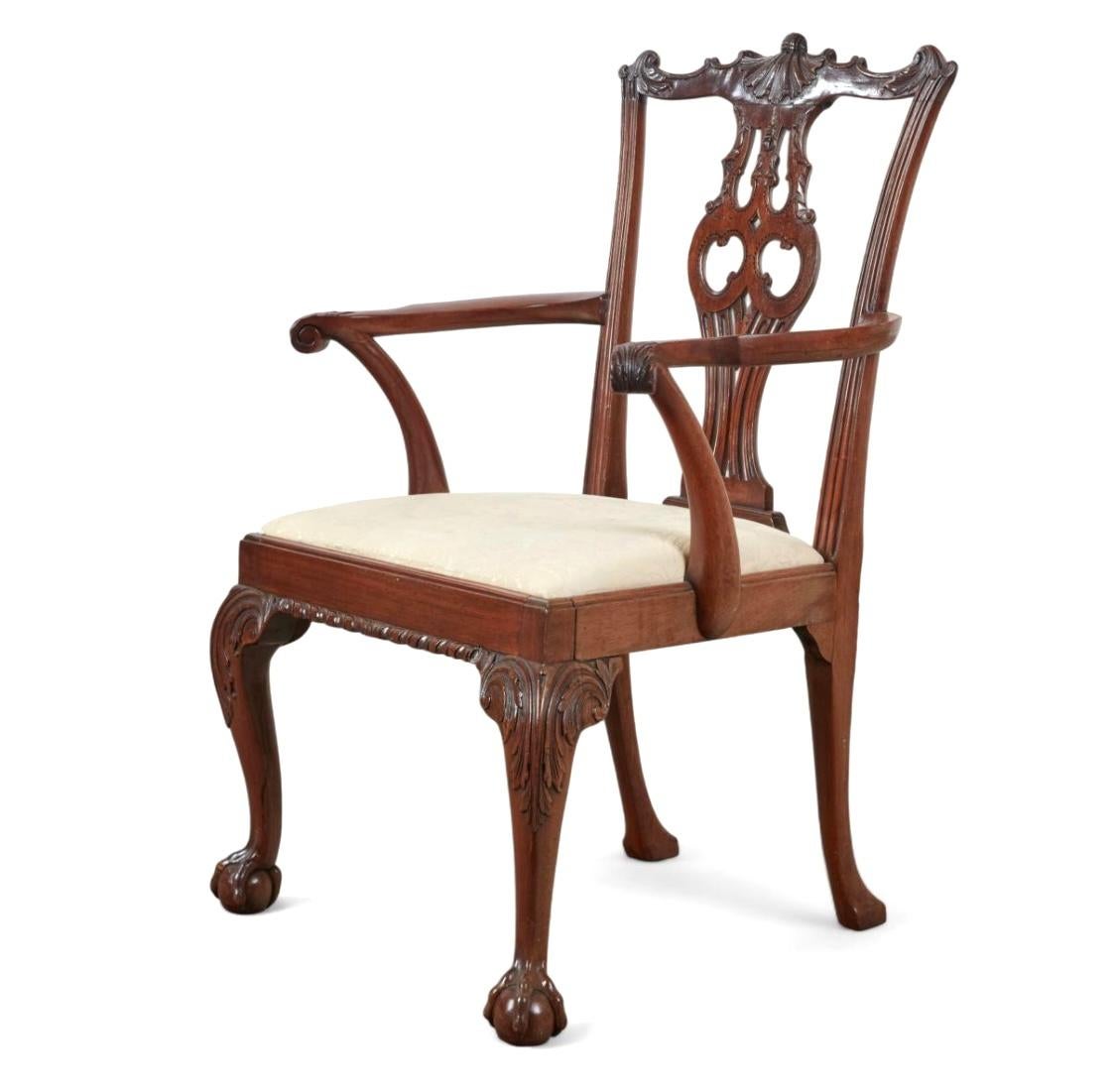 Ensemble de huit chaises de salle à manger en acajou sculpté de style George III en vente 4