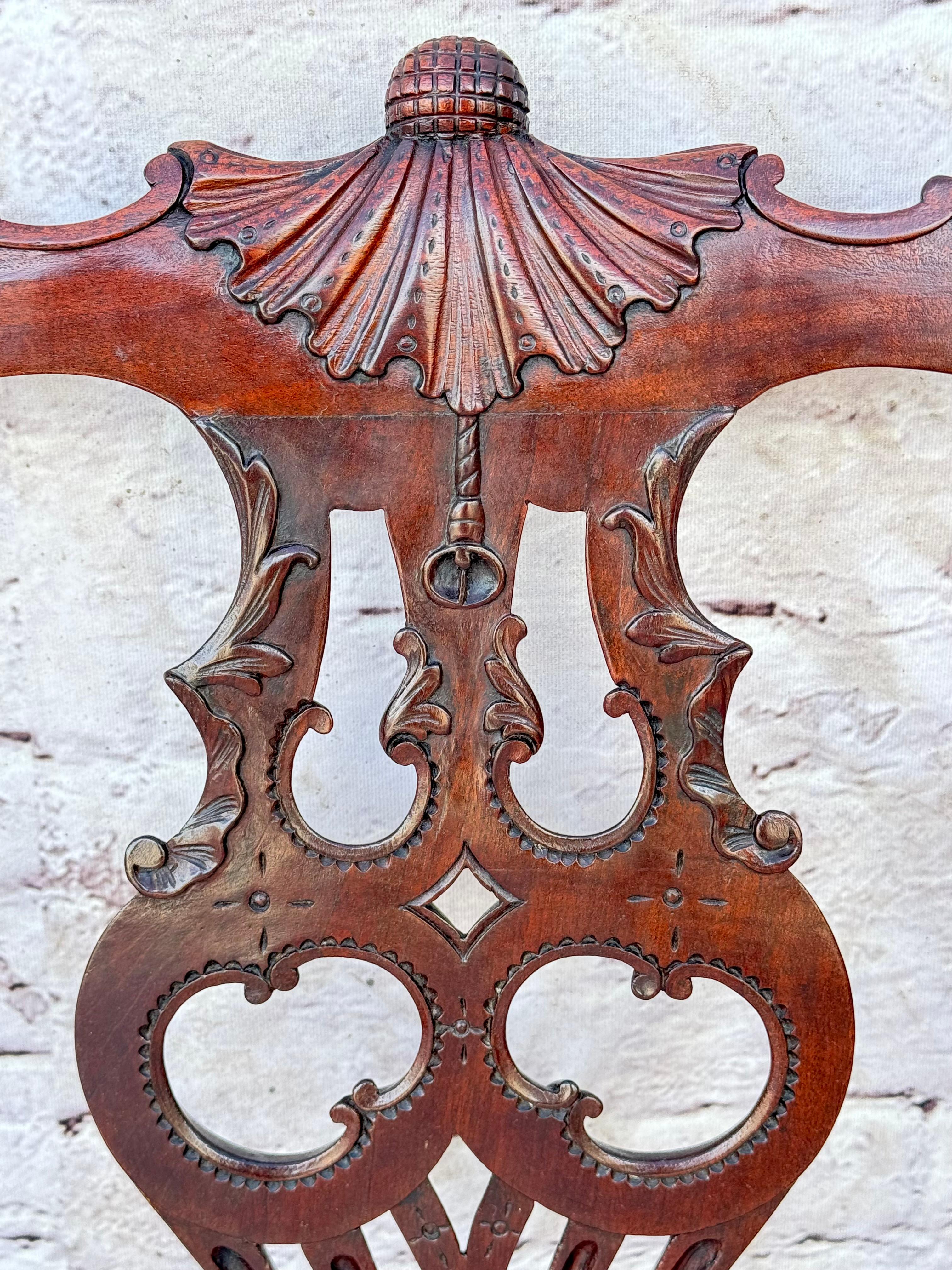 Ensemble de huit chaises de salle à manger en acajou sculpté de style George III en vente 7