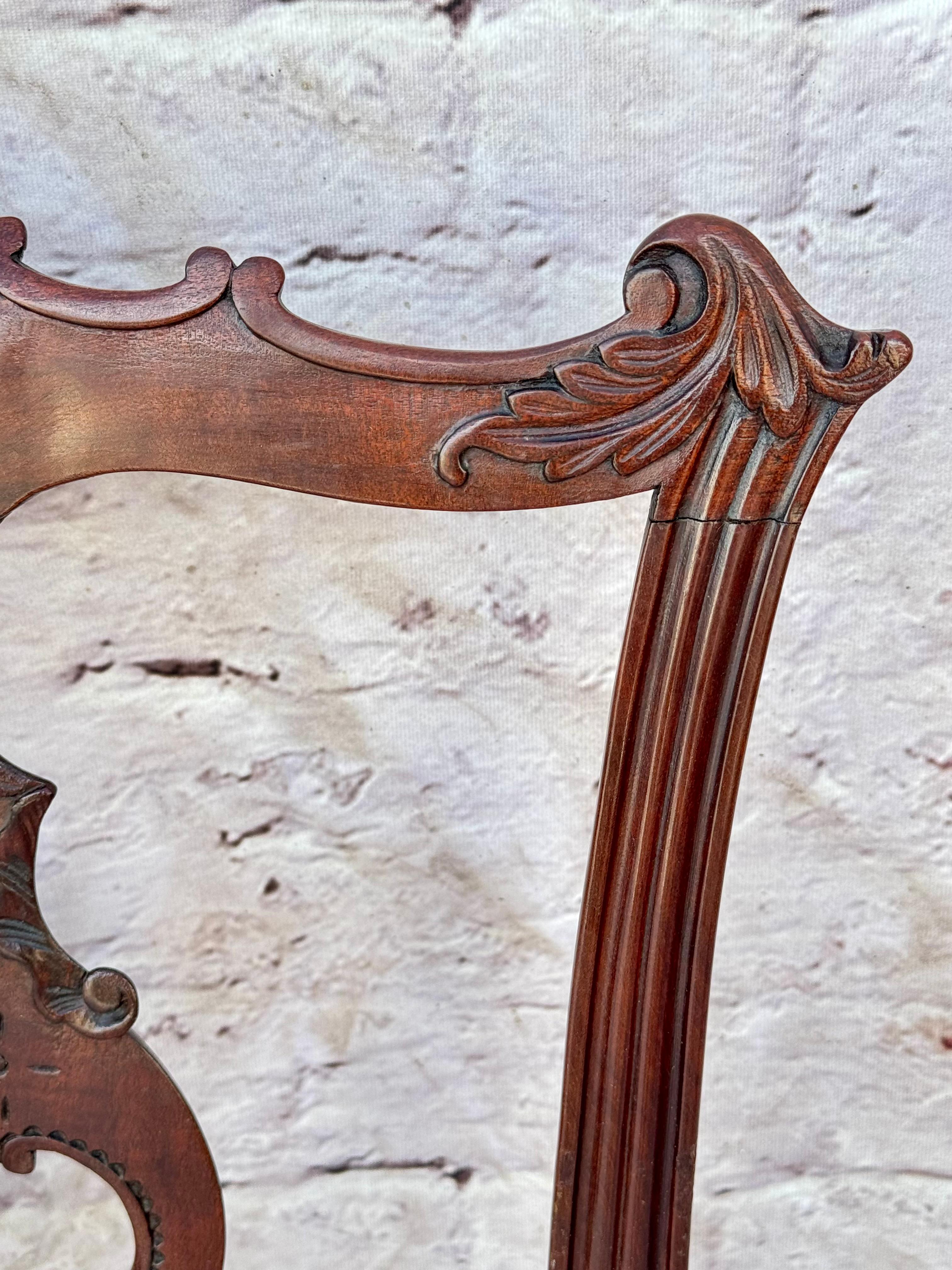 Ensemble de huit chaises de salle à manger en acajou sculpté de style George III en vente 8