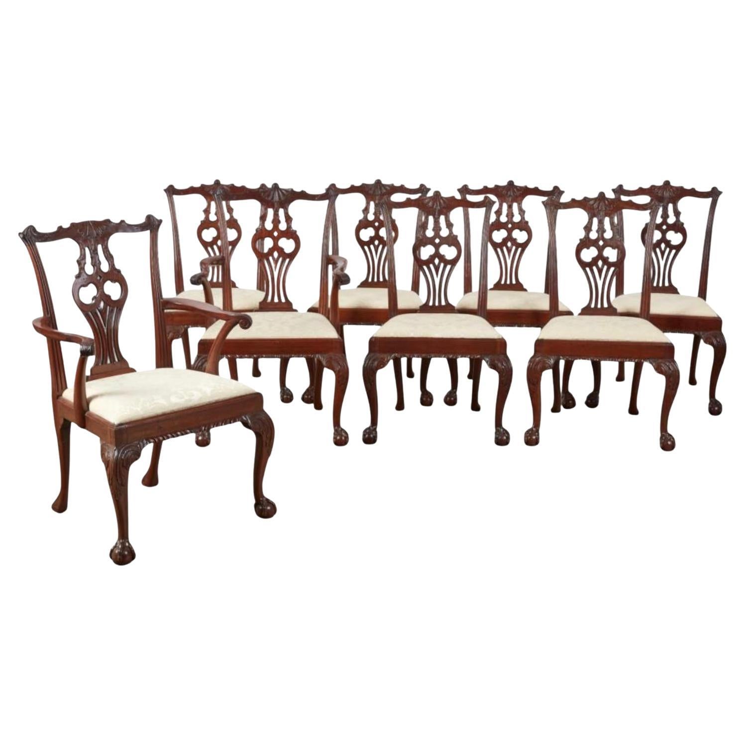 Ensemble de huit chaises de salle à manger en acajou de style George III. L'ensemble comprend deux fauteuils et six chaises d'appoint. Les chaises se caractérisent par un acajou riche et chaleureux, des dossiers, des accoudoirs et des pieds