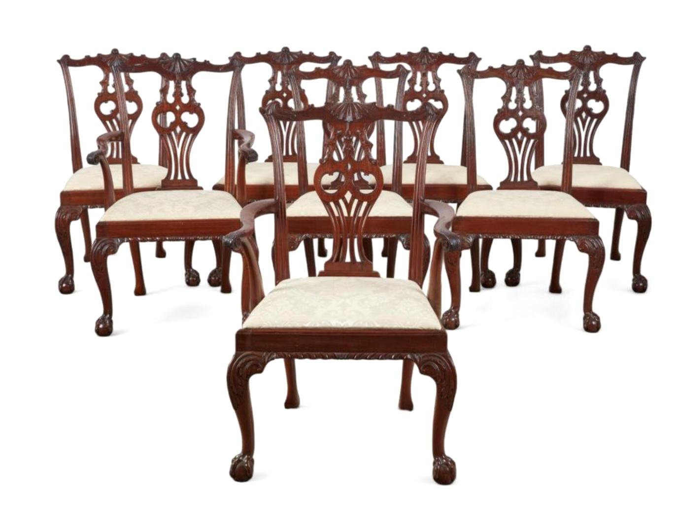 Anglais Ensemble de huit chaises de salle à manger en acajou sculpté de style George III en vente