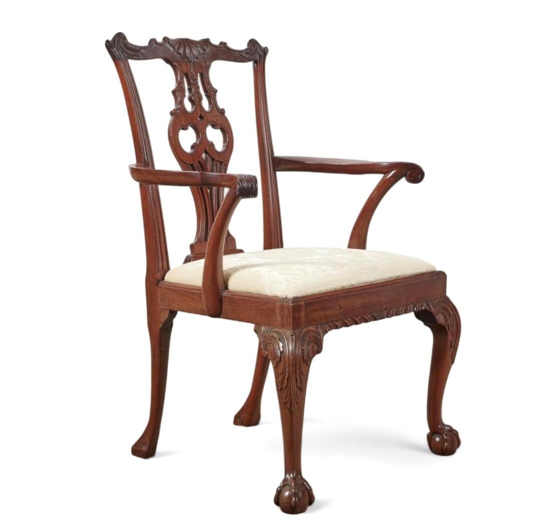 Ensemble de huit chaises de salle à manger en acajou sculpté de style George III Bon état - En vente à Bradenton, FL