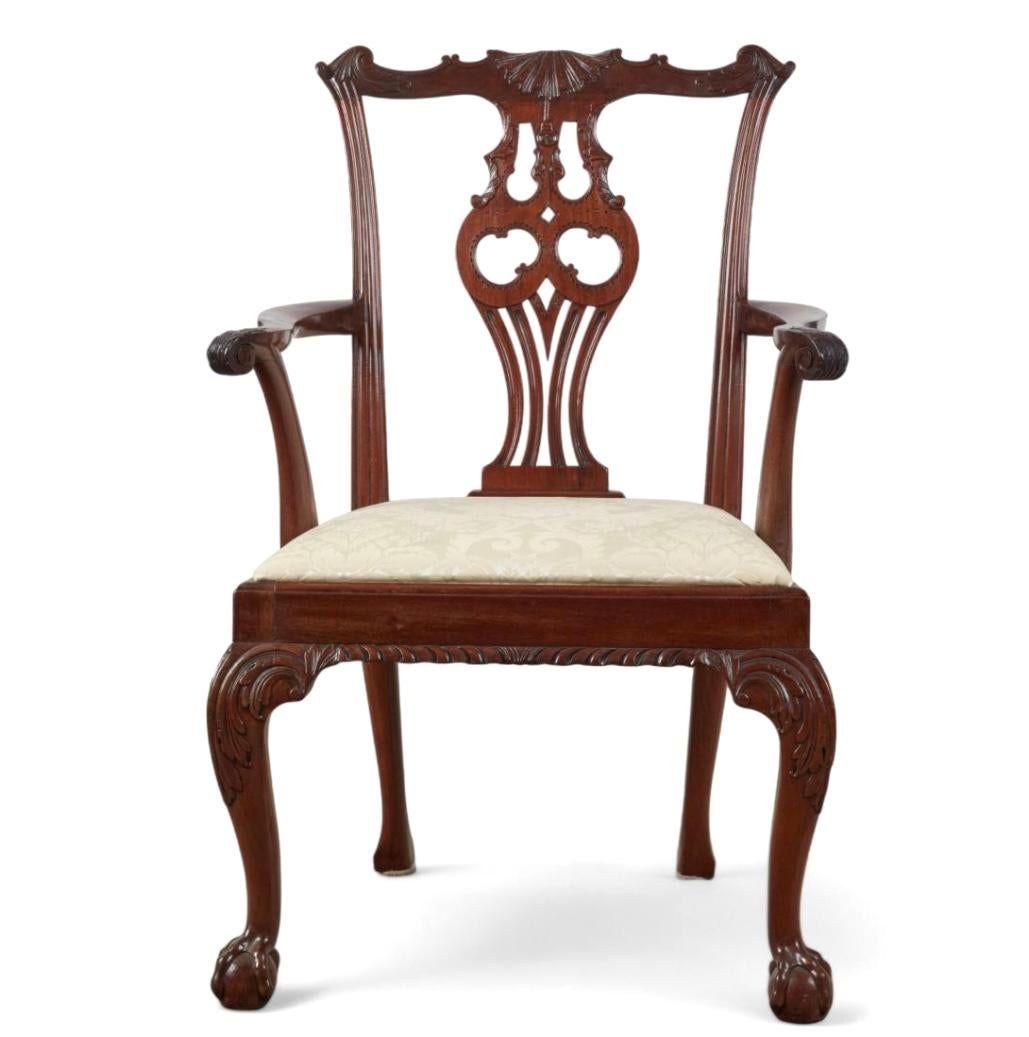 Acajou Ensemble de huit chaises de salle à manger en acajou sculpté de style George III en vente