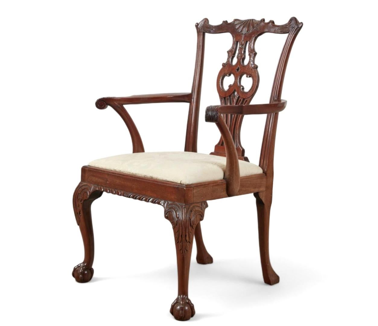 Ensemble de huit chaises de salle à manger en acajou sculpté de style George III en vente 1