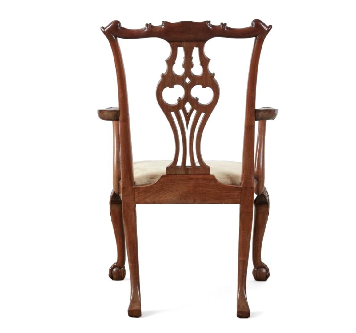 Ensemble de huit chaises de salle à manger en acajou sculpté de style George III en vente 2