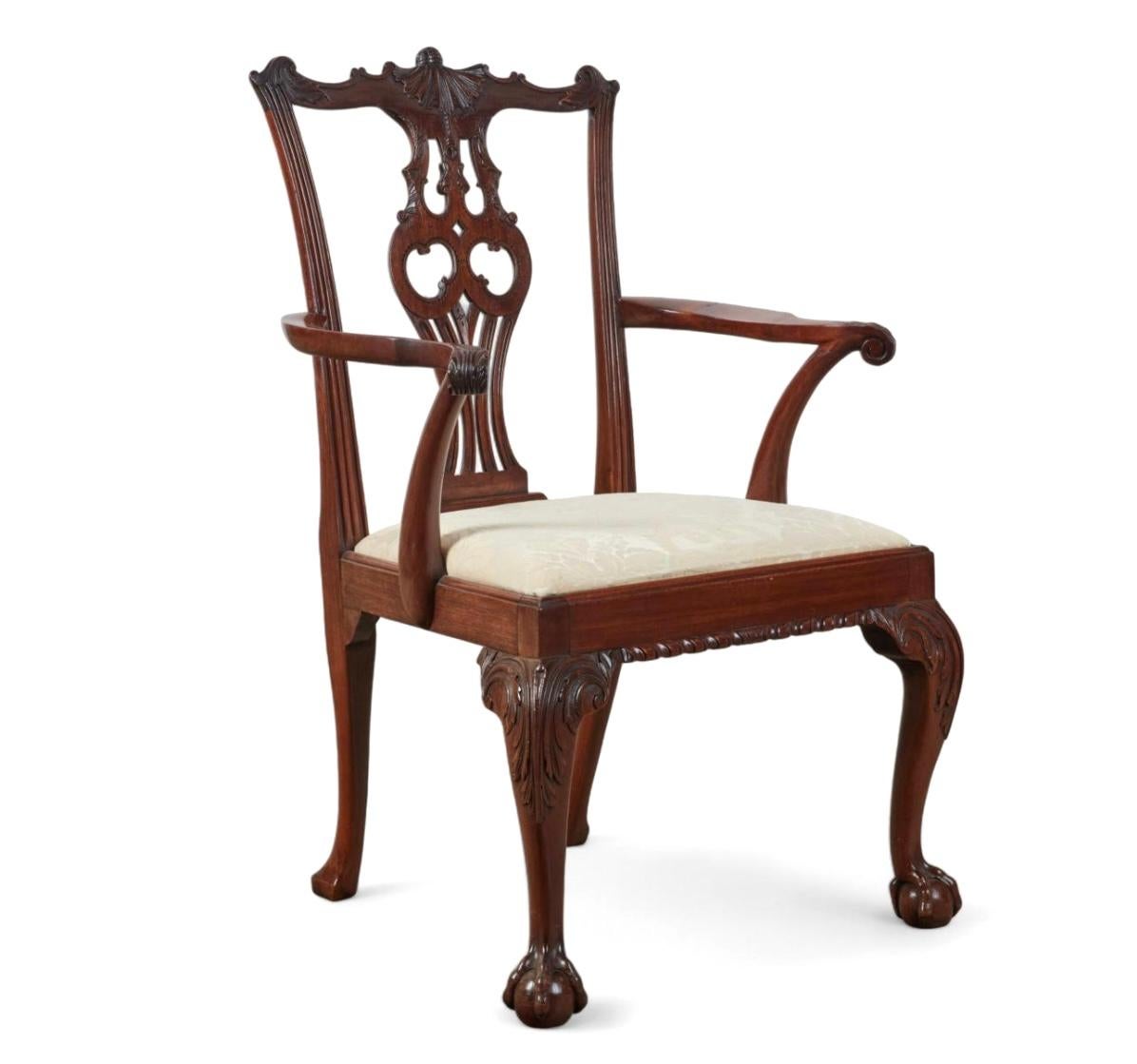 Ensemble de huit chaises de salle à manger en acajou sculpté de style George III en vente 3