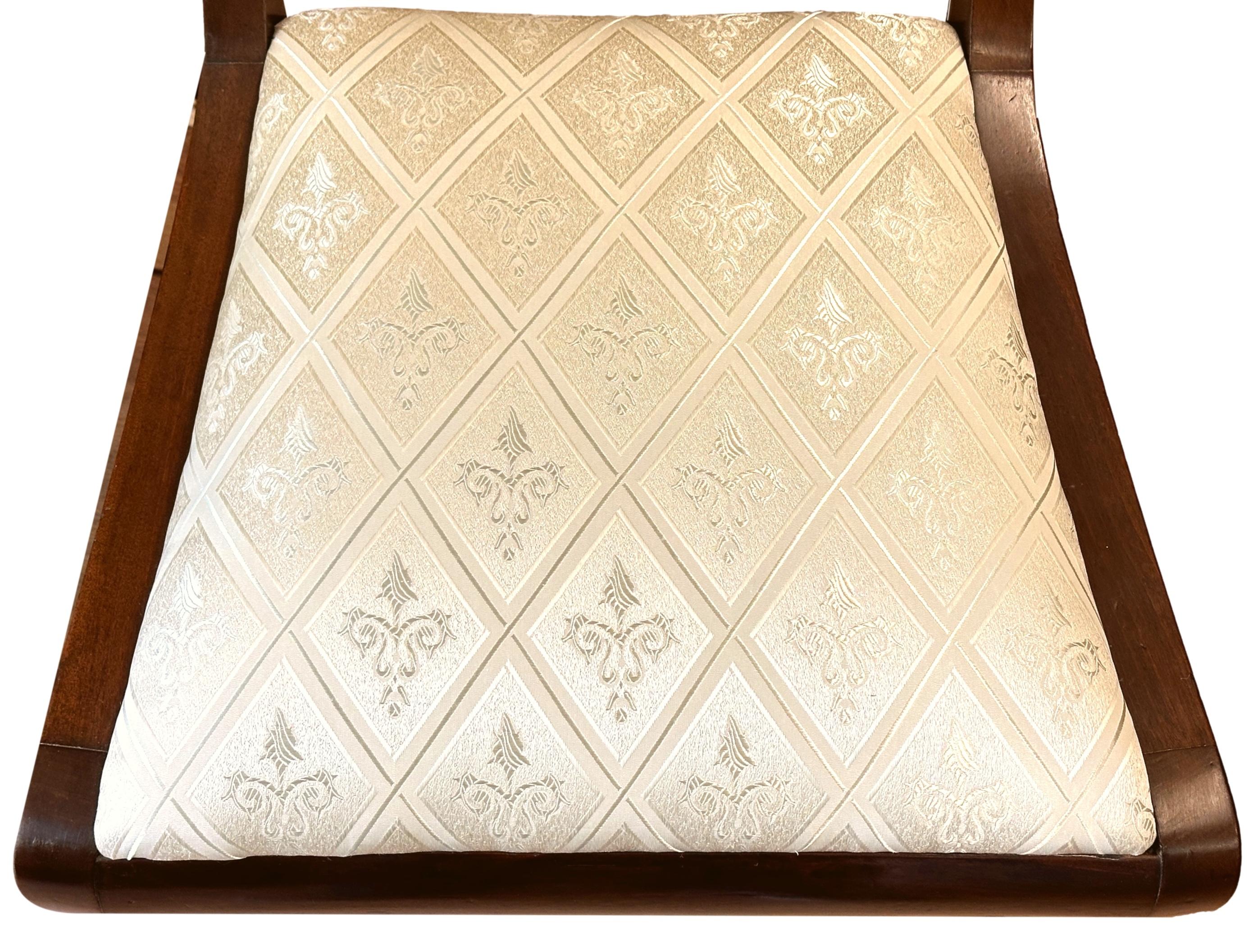 Un set di otto sedie da pranzo in mogano di inizio Ottocento, di epoca georgiana e reggenza, composto da sei sedie singole e due poltroncine, che hanno binari superiori rettangolari ben strutturati su eleganti stecche orizzontali con design a
