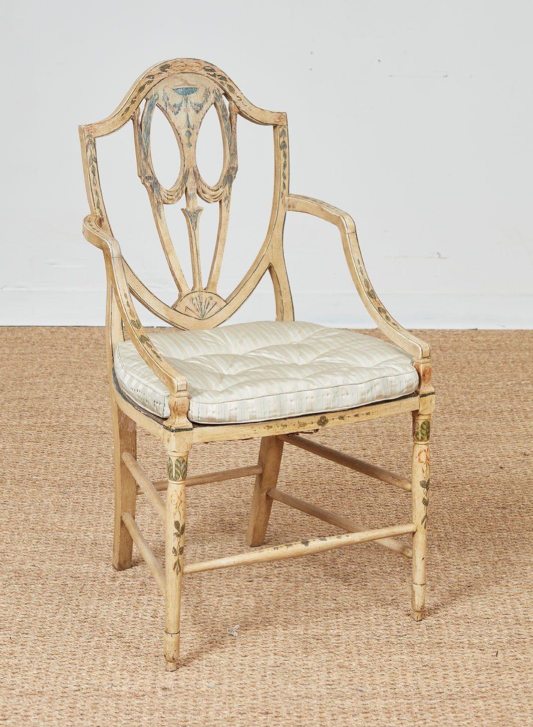 Un ensemble de huit fauteuils peints de George III CIRCA, vers 1790, avec des dossiers à bouclier percé au-dessus de sièges à coussin en jonc et en squab, flanqués d'accoudoirs inclinés vers le bas, sur des pieds tournés en anneau effilés, reliés