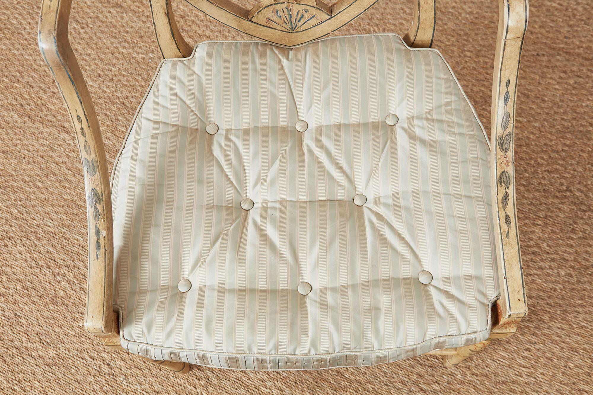 XVIIIe siècle Ensemble de huit fauteuils géorgiens peints en vente