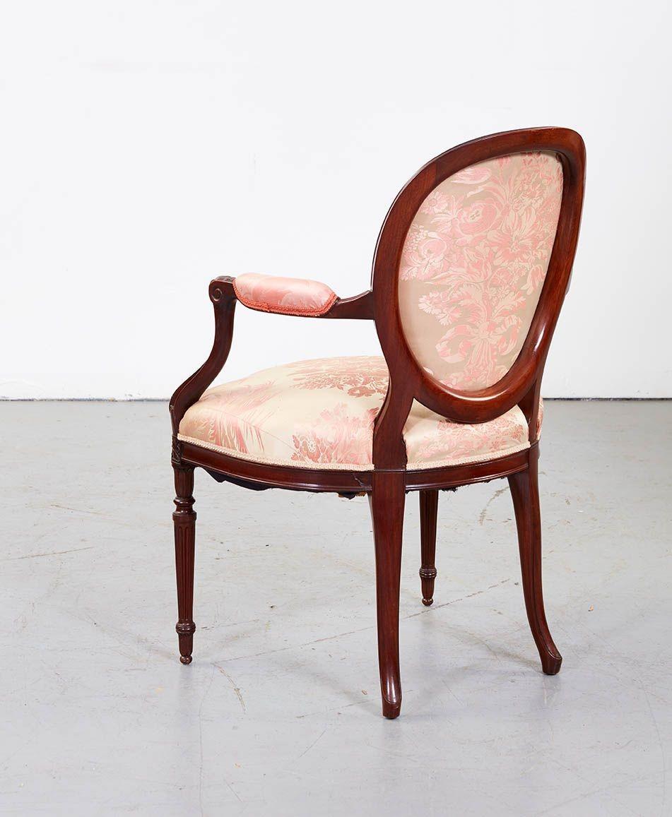 Set di otto poltrone in stile georgiano in vendita 1