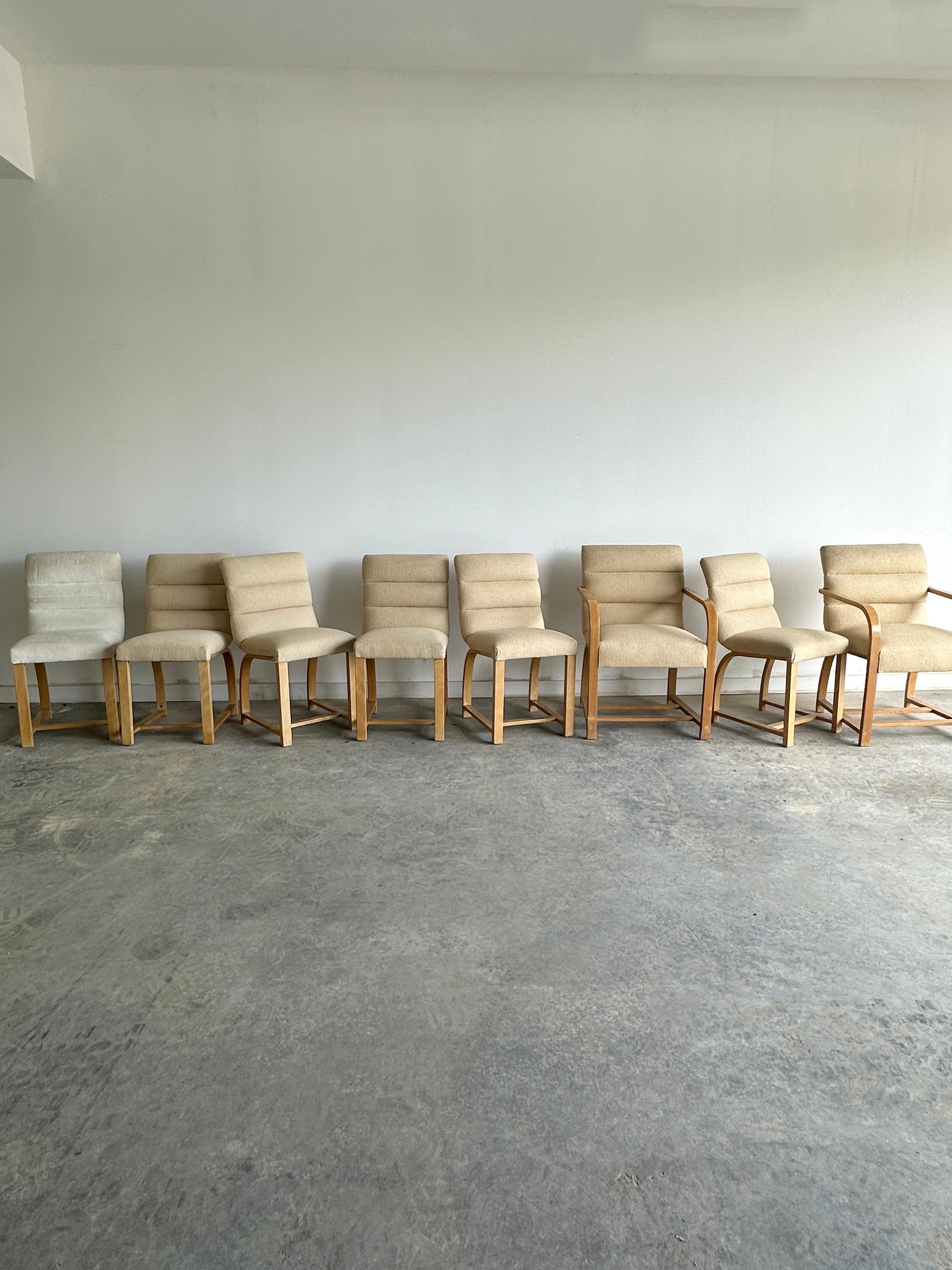 Ces huit chaises de salle à manger Art déco Gilbert Rohde pour Heywood Wakefield constituent un ensemble élégant et sophistiqué qui reflète l'esthétique épurée et moderne des années 1930. L'ensemble comprend six chaises de salle à manger ordinaires