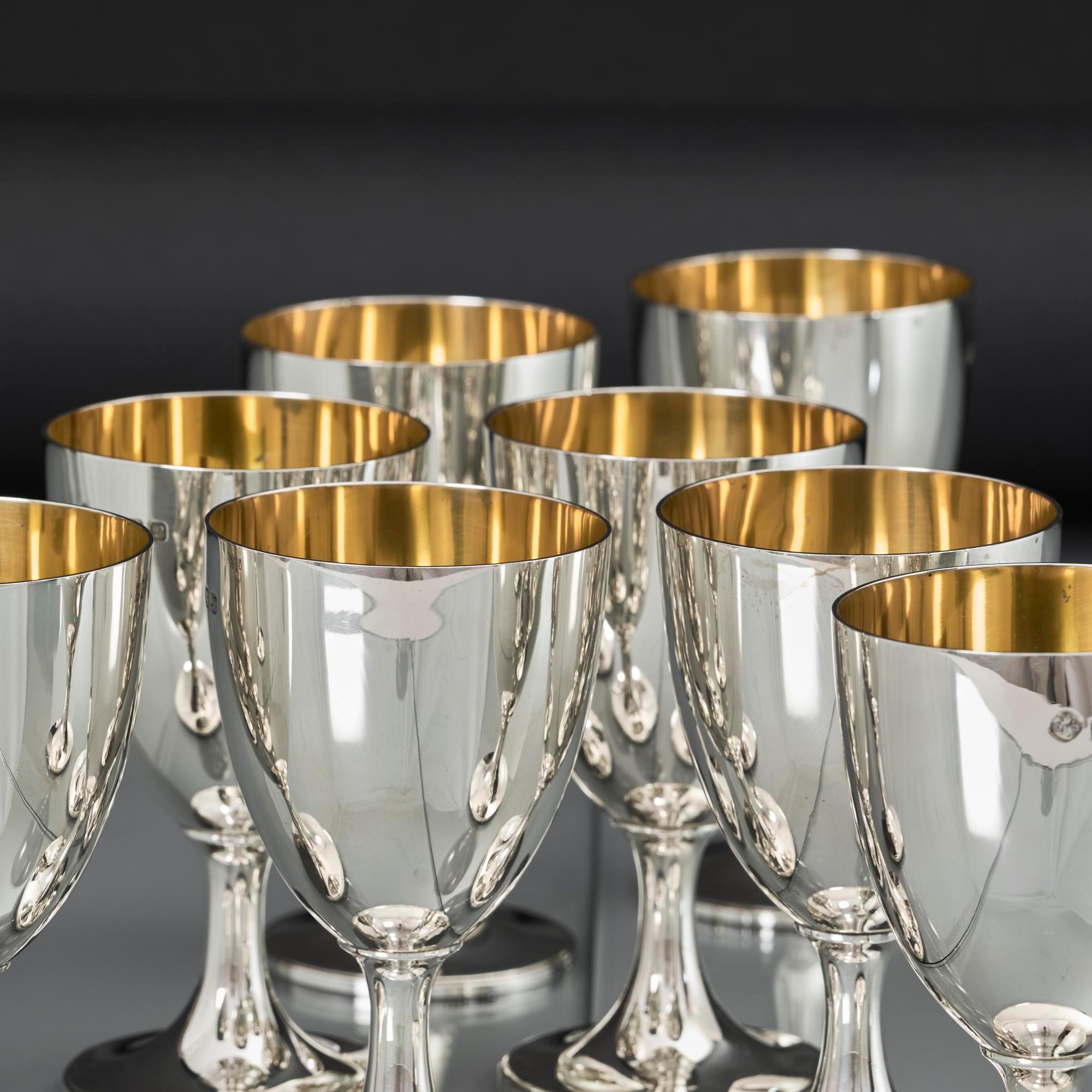 Set di otto calici da vino in argento dorato in vendita 2