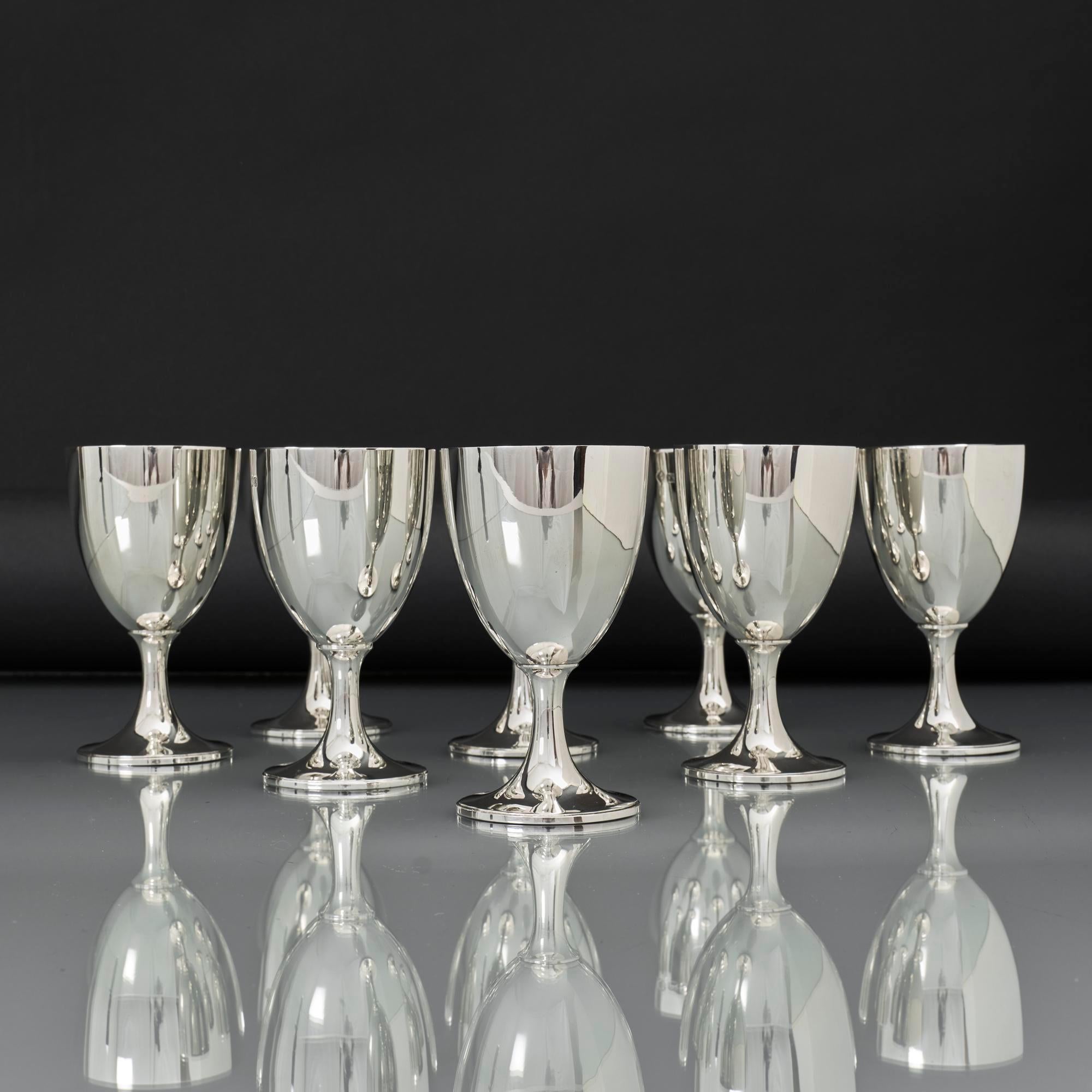 Set di otto calici da vino in argento dorato in vendita 3