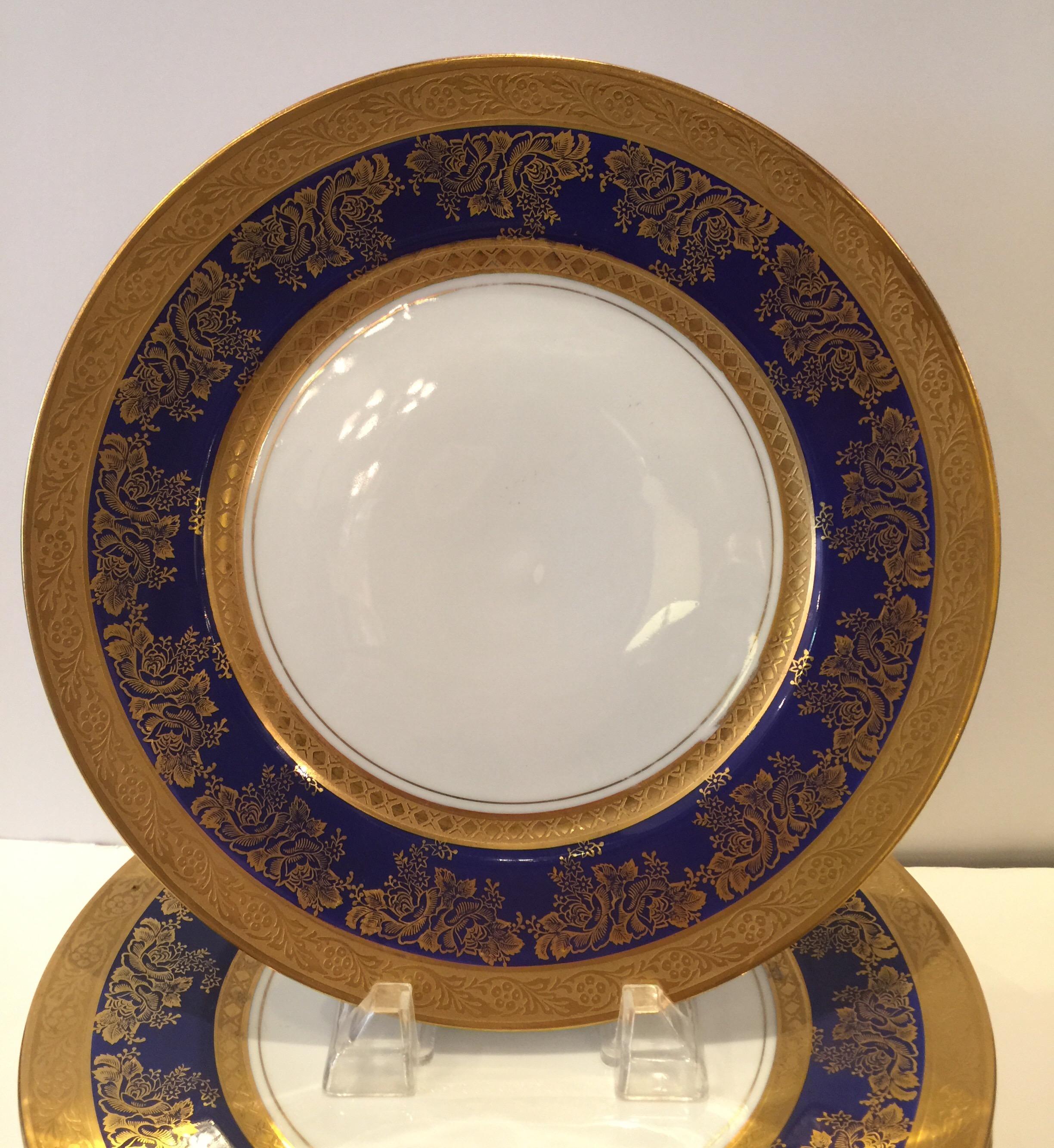 Anglais Ensemble de huit assiettes de service/de table Royal Doulton en or et bleu cobalt