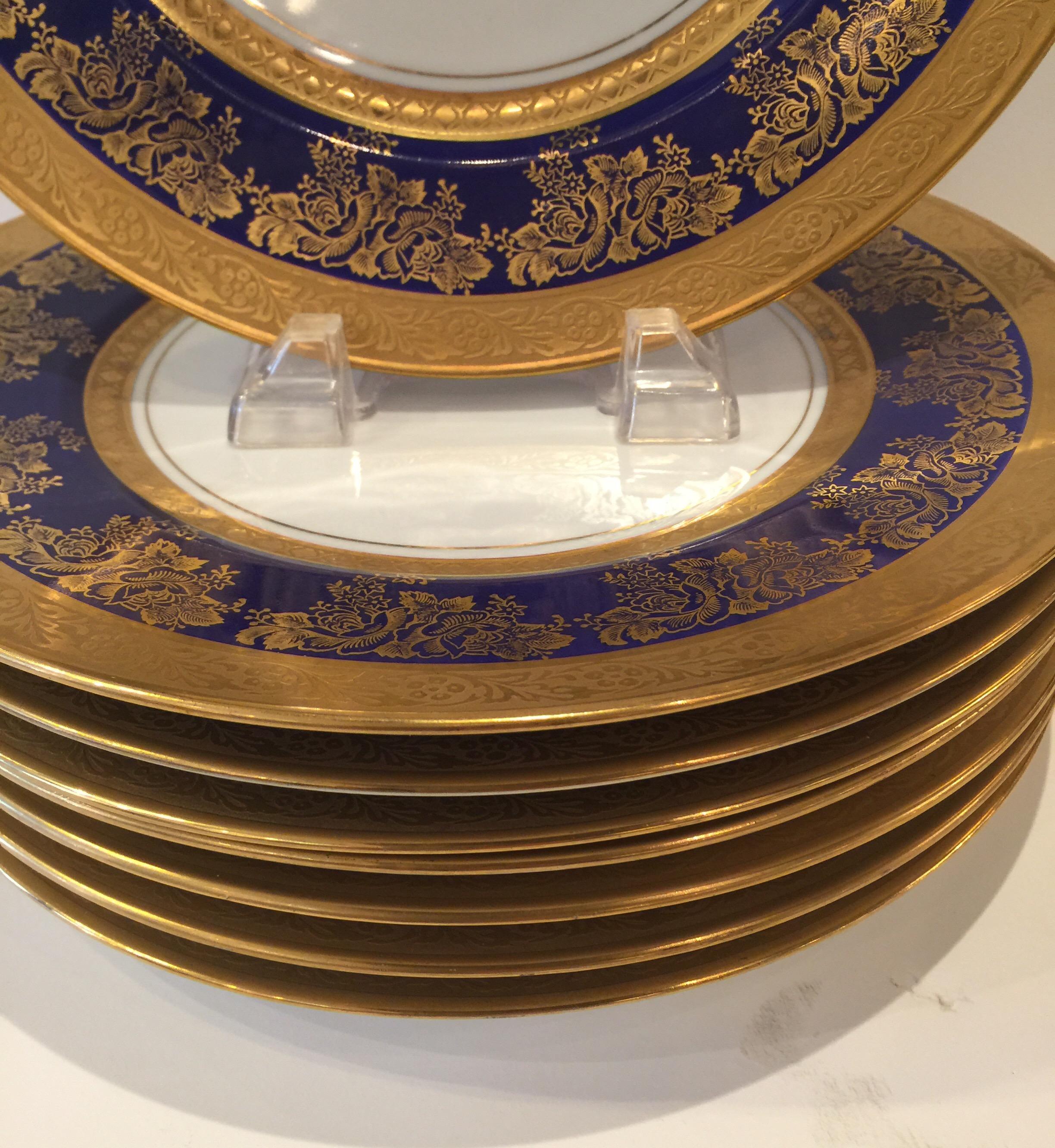 Ensemble de huit assiettes de service/de table Royal Doulton en or et bleu cobalt Excellent état à Lambertville, NJ