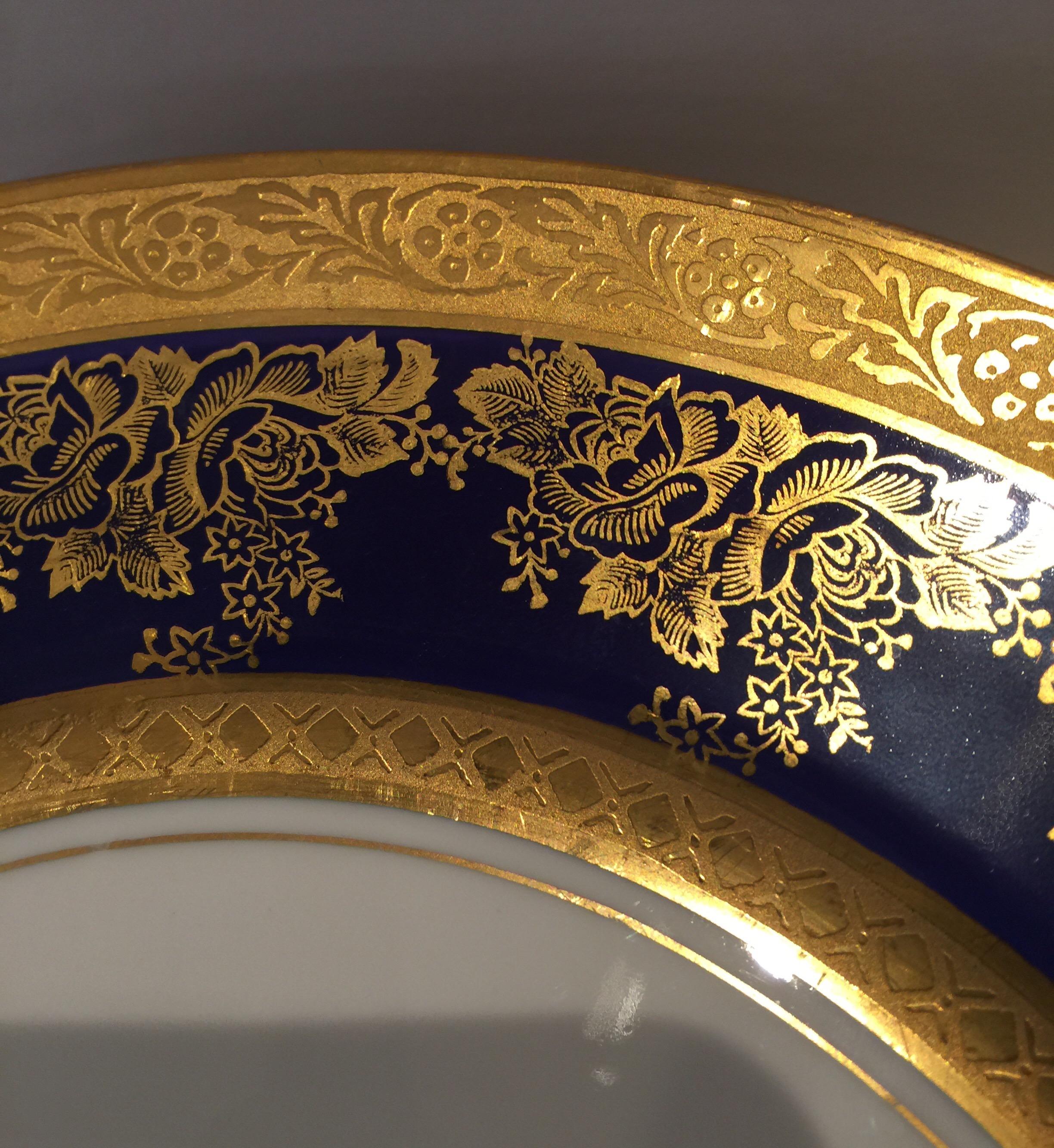 Ensemble de huit assiettes de service/de table Royal Doulton en or et bleu cobalt 1