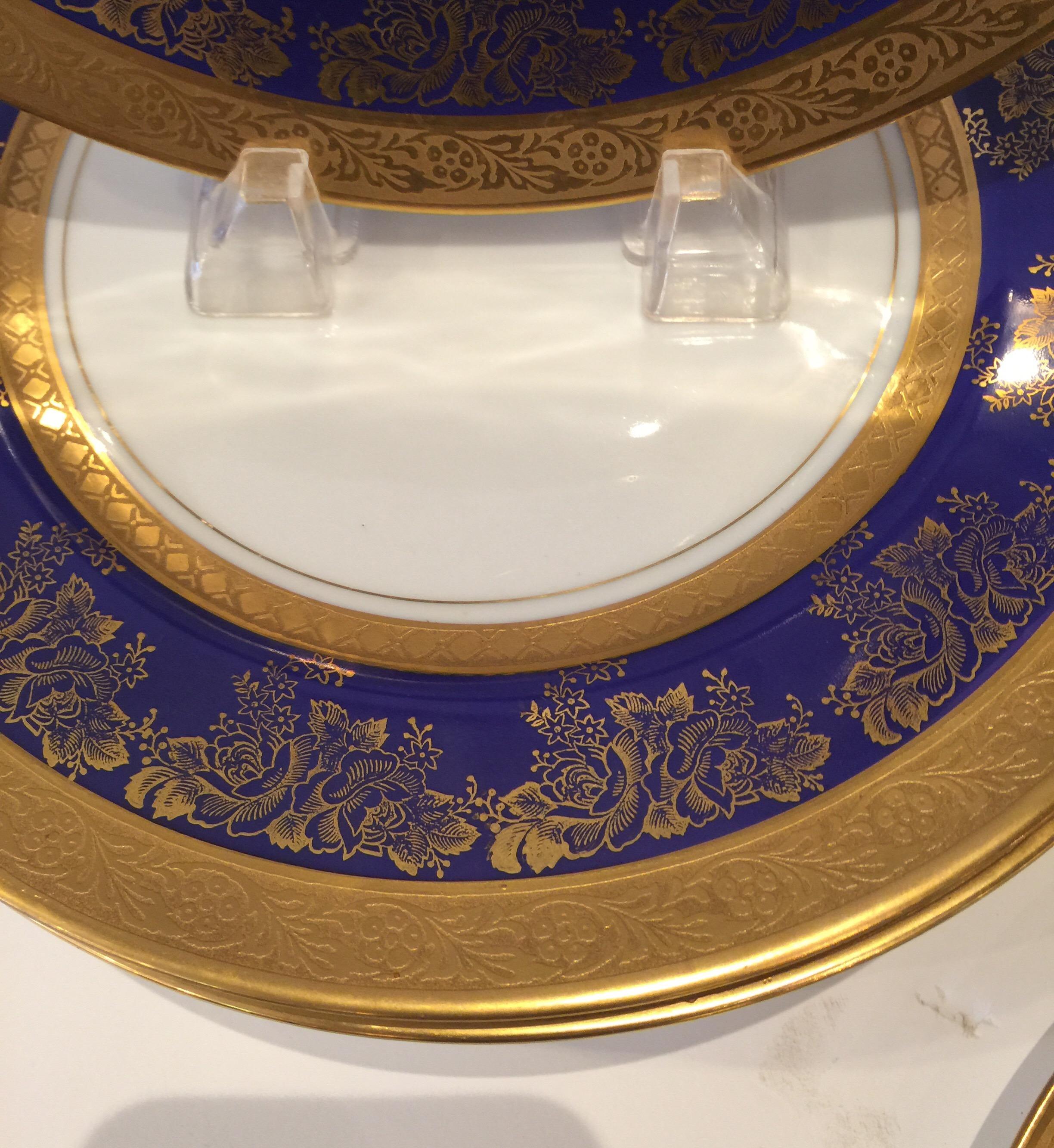 Ensemble de huit assiettes de service/de table Royal Doulton en or et bleu cobalt 3