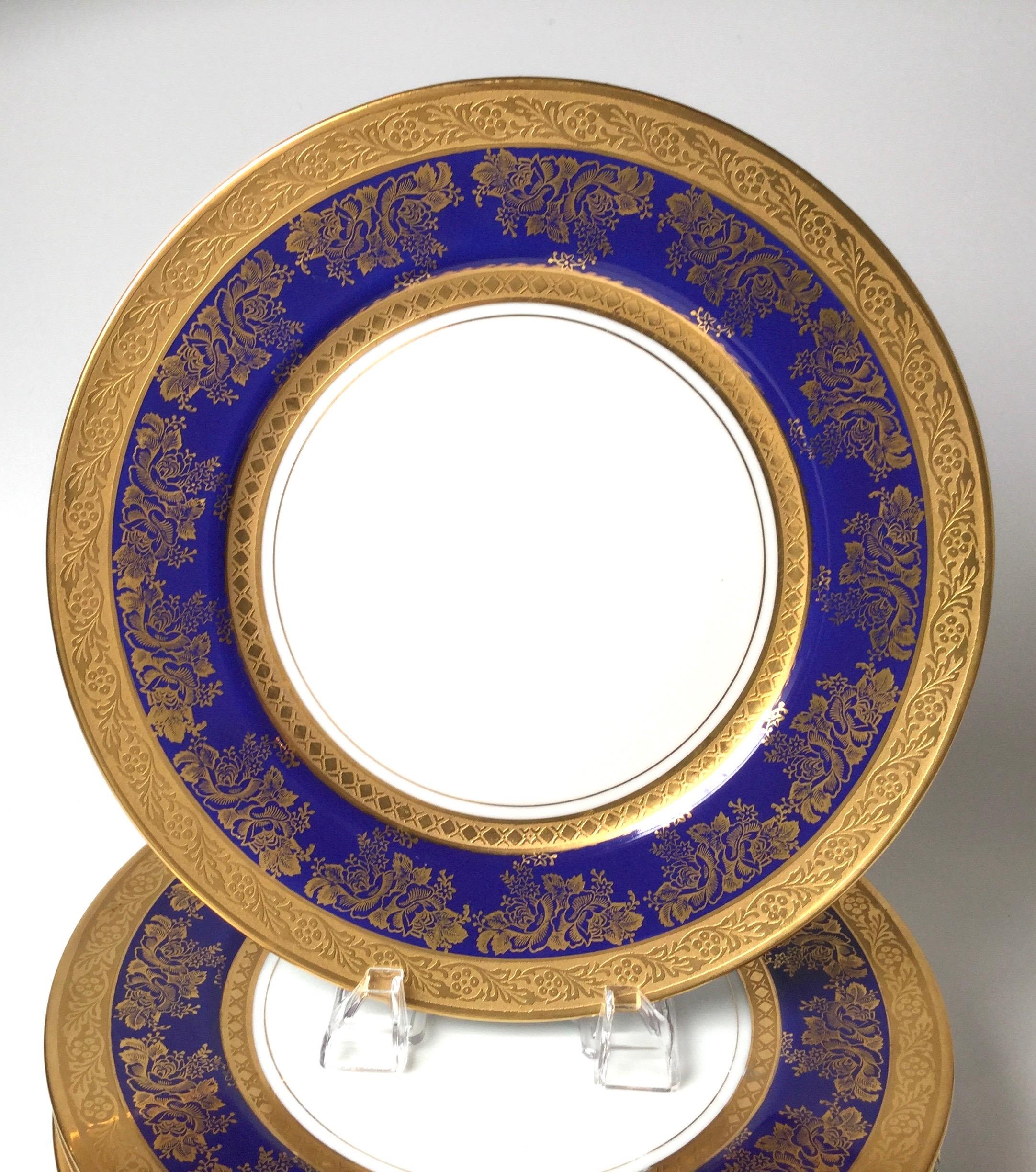 Set of eight gold and cobalt blue service/dinner plates Royal Doulton, circa 1900-1920.
Dimensions: 11 inches. diameter.