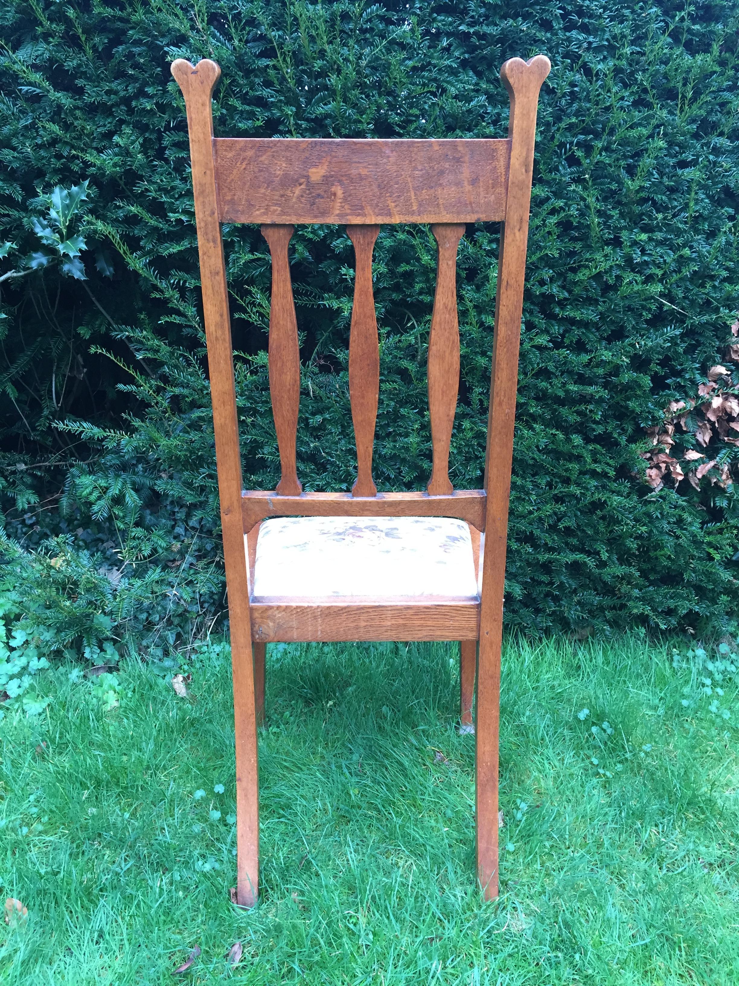 Set of Eight Golden Oak Arts & Crafts Dining Chairs Retaining the Original Label In Good Condition In London, GB