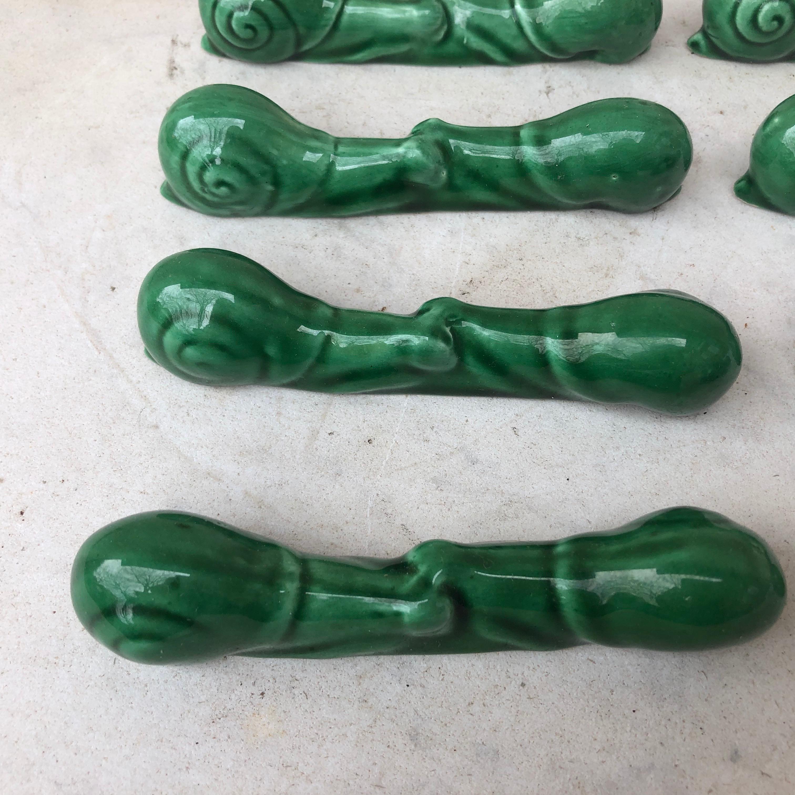 Ensemble de 8 porte-couteaux en majolique verte avec escargots.
Vallauris, vers 1950.

  