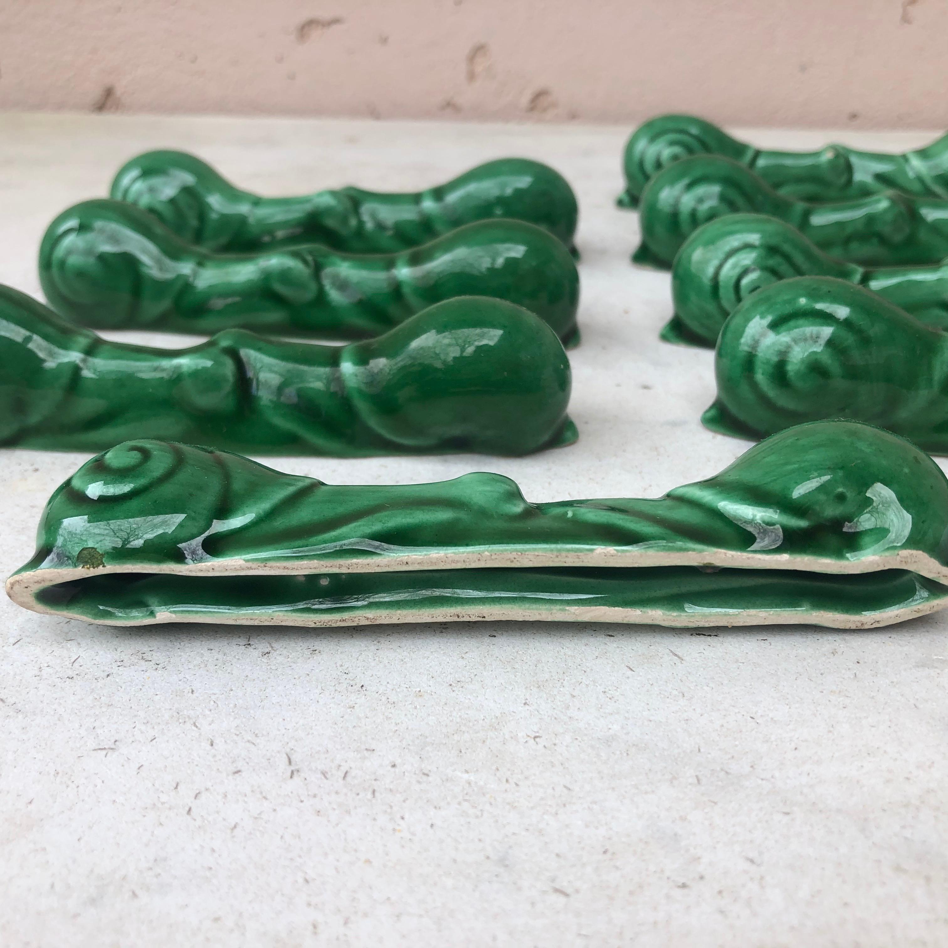 Ensemble de huit porte-couteaux en majolique verte en forme d'escargots Greene & Greene, vers 1950 Bon état - En vente à Austin, TX