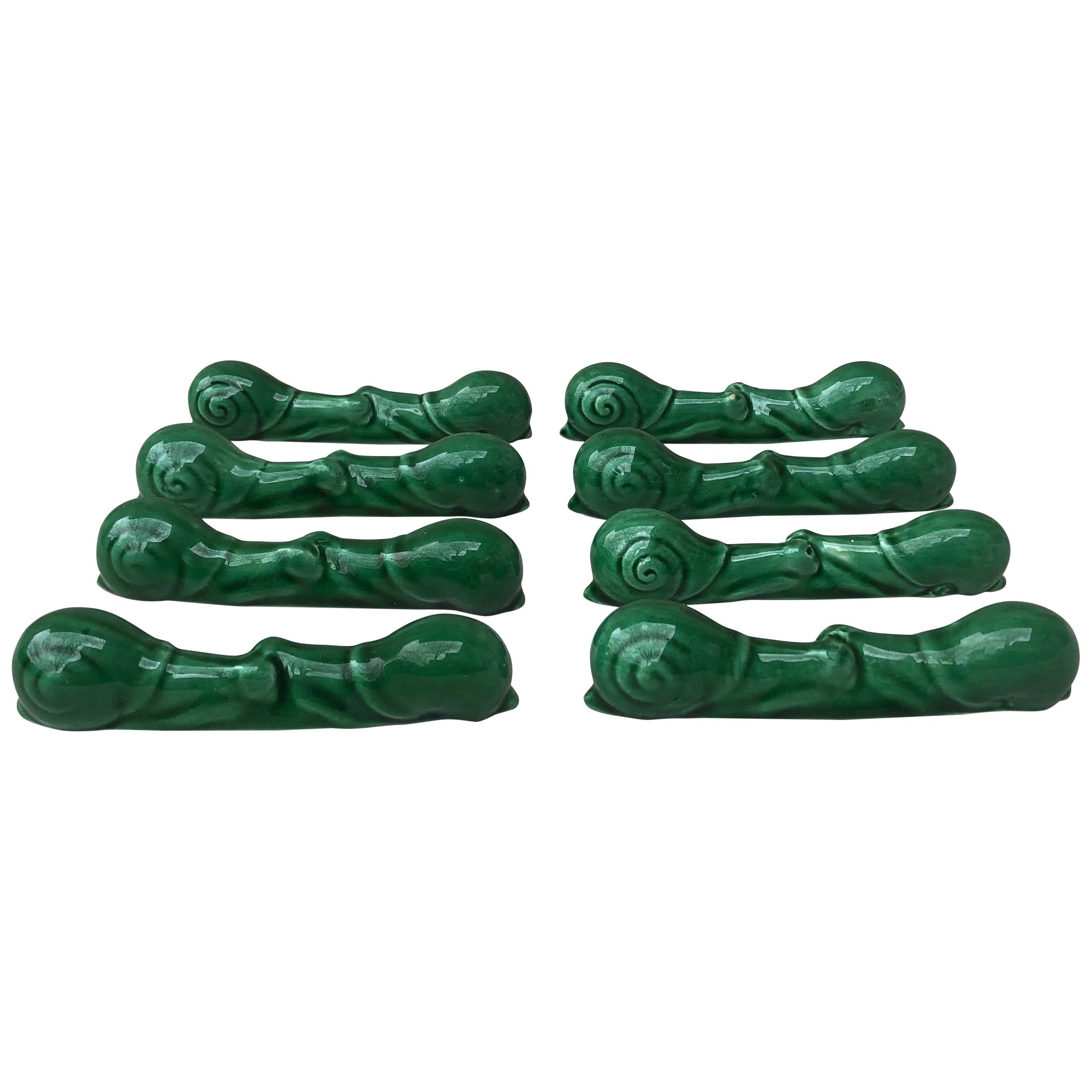 Juego de ocho apoyacuchillos de mayólica verde Vallauris, hacia 1950