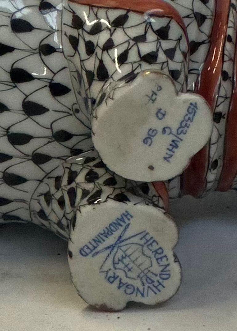 Satz von acht handbemalten Porzellanfiguren - Herend-Ungarn, Ende des 20. (20. Jahrhundert) im Angebot