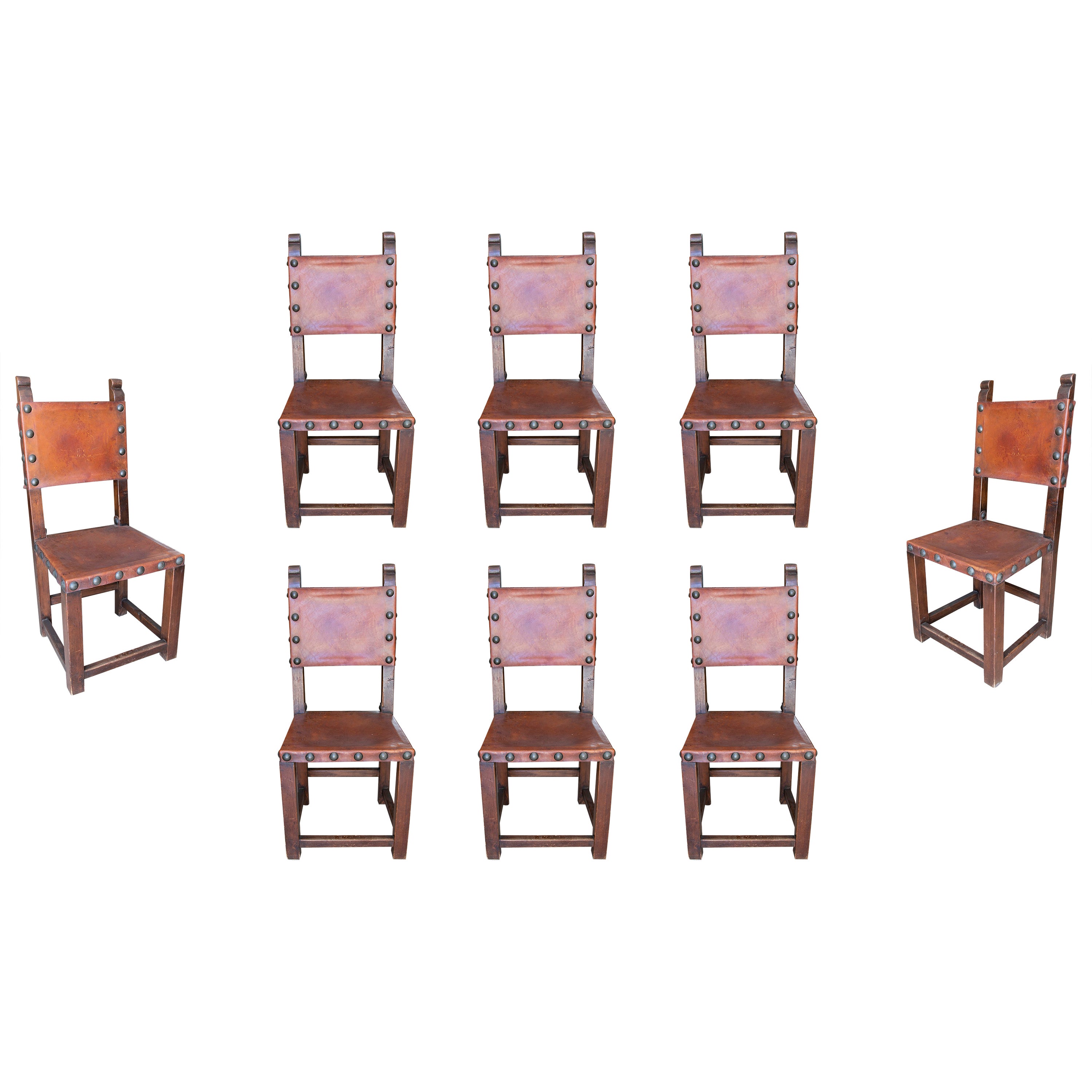 Ensemble de huit chaises en bois et cuir clouté, fabriquées à la main