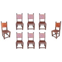 Ensemble de huit chaises en bois et cuir clouté, fabriquées à la main