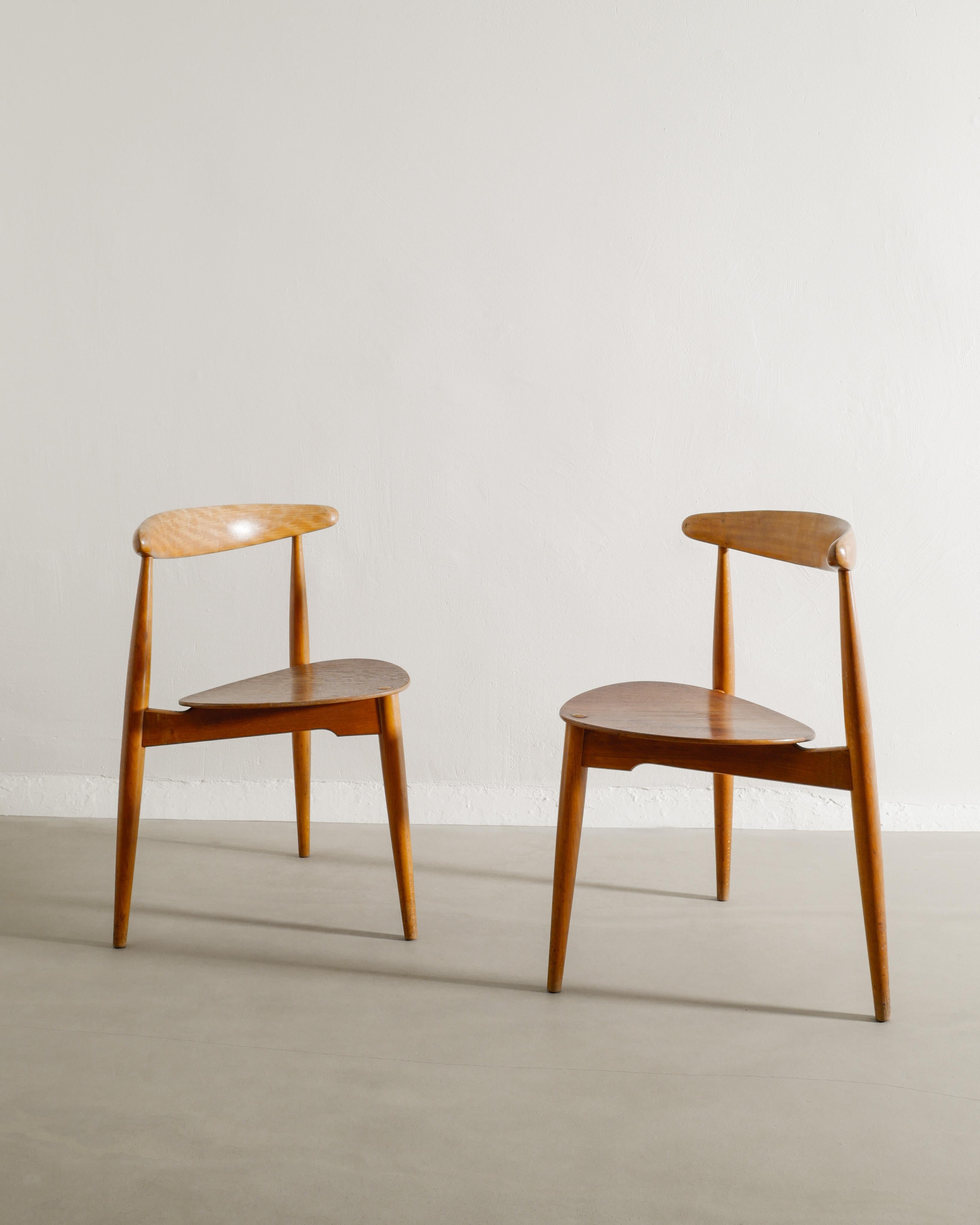 Danese Set di otto sedie a cuore Hans J. Wegner FH 4103 in teak e Oak Danimarca, anni '50 in vendita