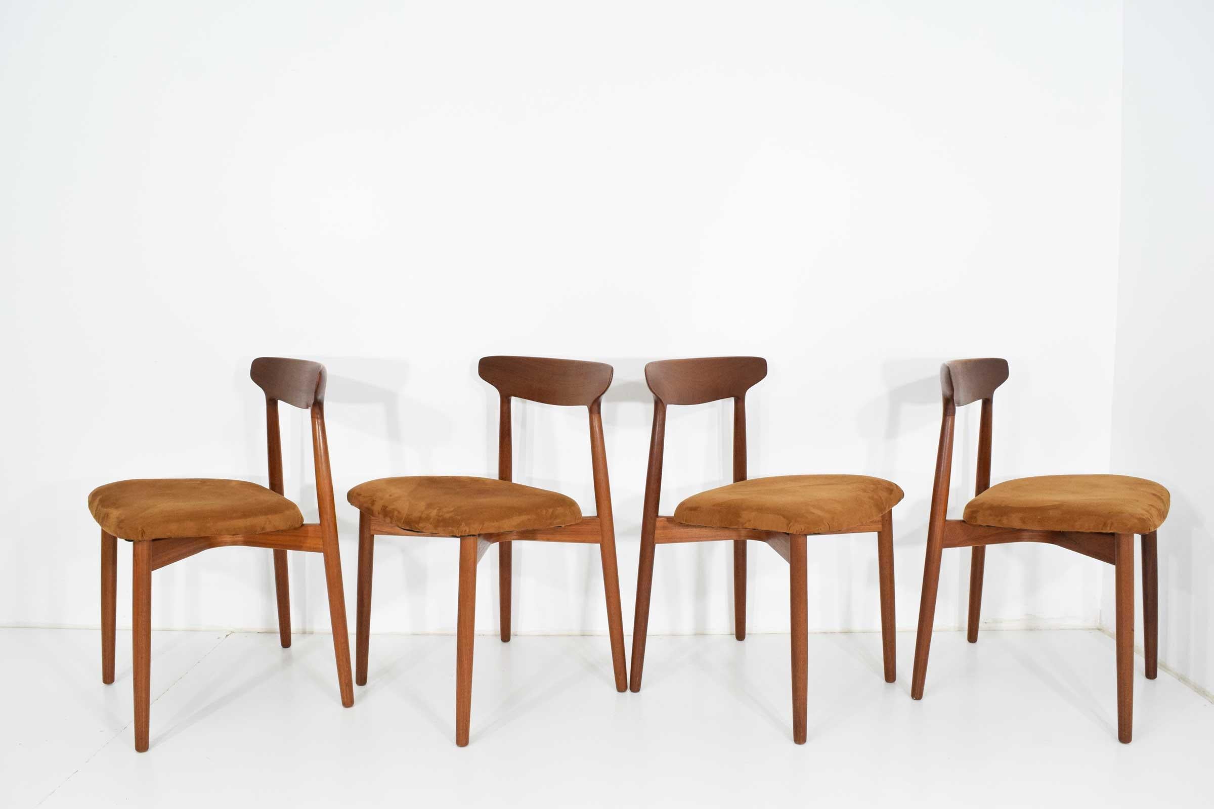 Set of Eight Harry Ostergaard, Model 59 Teak Dining Chairs (20. Jahrhundert)