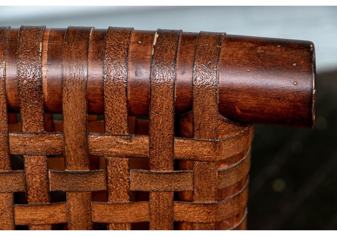 Satz von acht Henredon-Esszimmerstühlen mit Lederriemen aus der Mitte des Jahrhunderts für die Restaurierung (Philippinisch) im Angebot