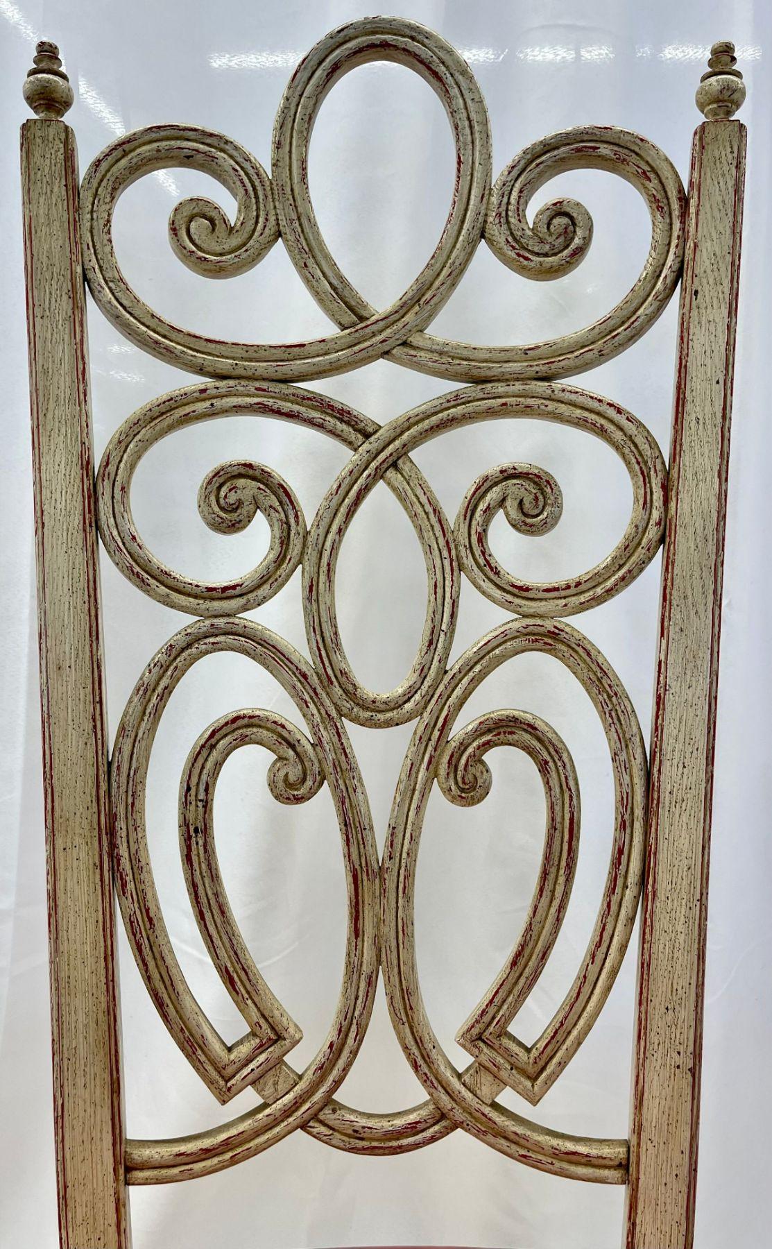Juego de ocho sillas de comedor Louis Pistono envejecidas estilo Hollywood Regency en venta 7